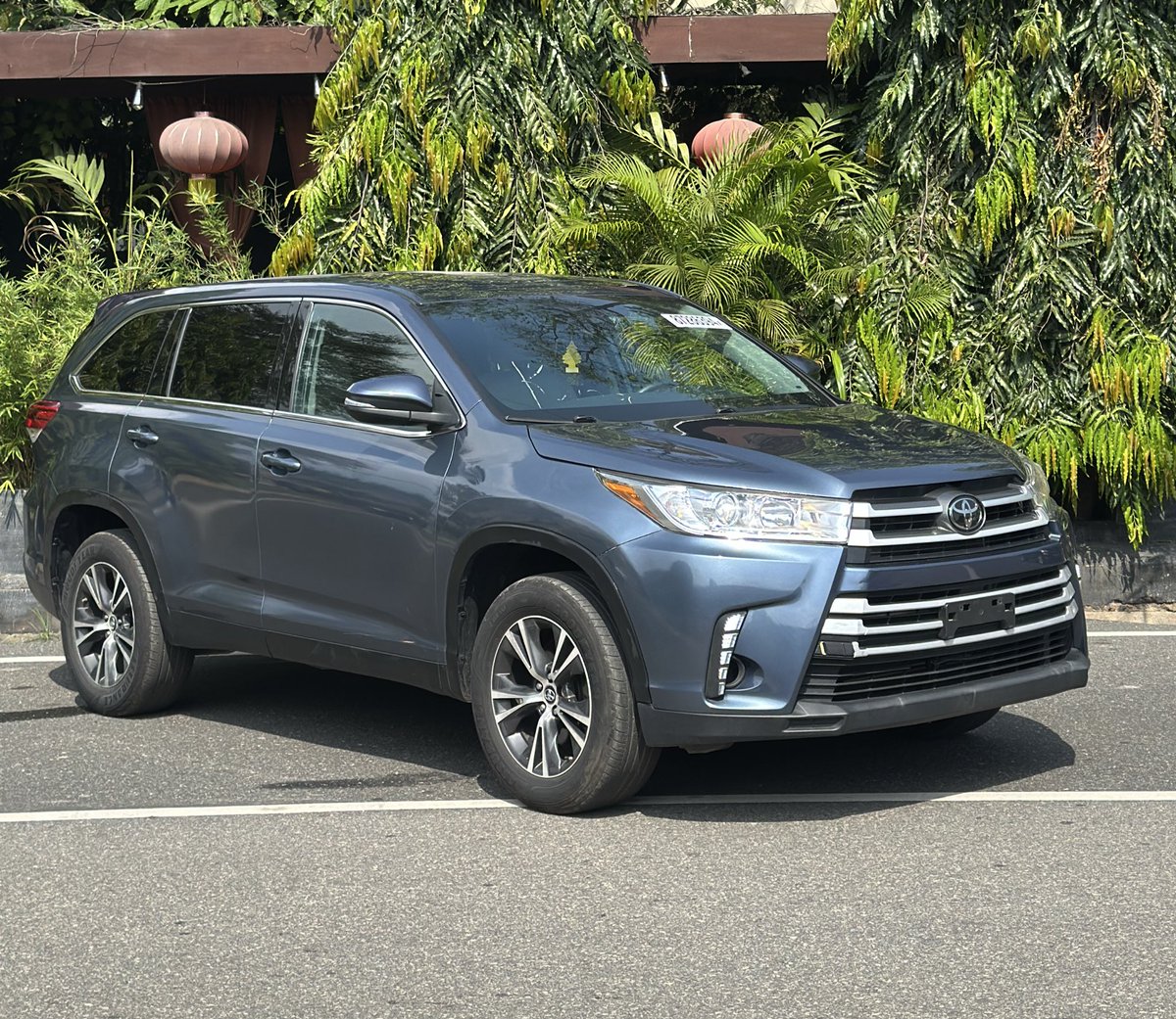 FrankDoe101's tweet photo. 2019 Toyota Highlander LE 
2.7L engine 
80k miles 
Key start 
Touchscreen infotainment system 
Rear view camera 
Wireless charging pad
Lane assist
Parking sensors 
Fog lamps 
Alloy wheels

Price - 440k p3 😁
WhatsApp no in bio 
SALE / SWAP DEALS 🔥

#YourCarGuy https://t.co/H6fwGV6iUu