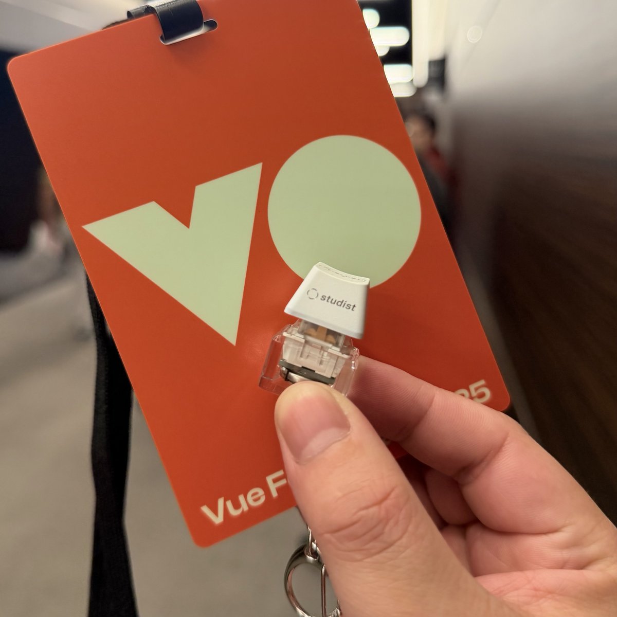 huin's tweet image. Vue Fes Japan 2025でスタディストさんの光るキーもらった！ #studist #vuefes