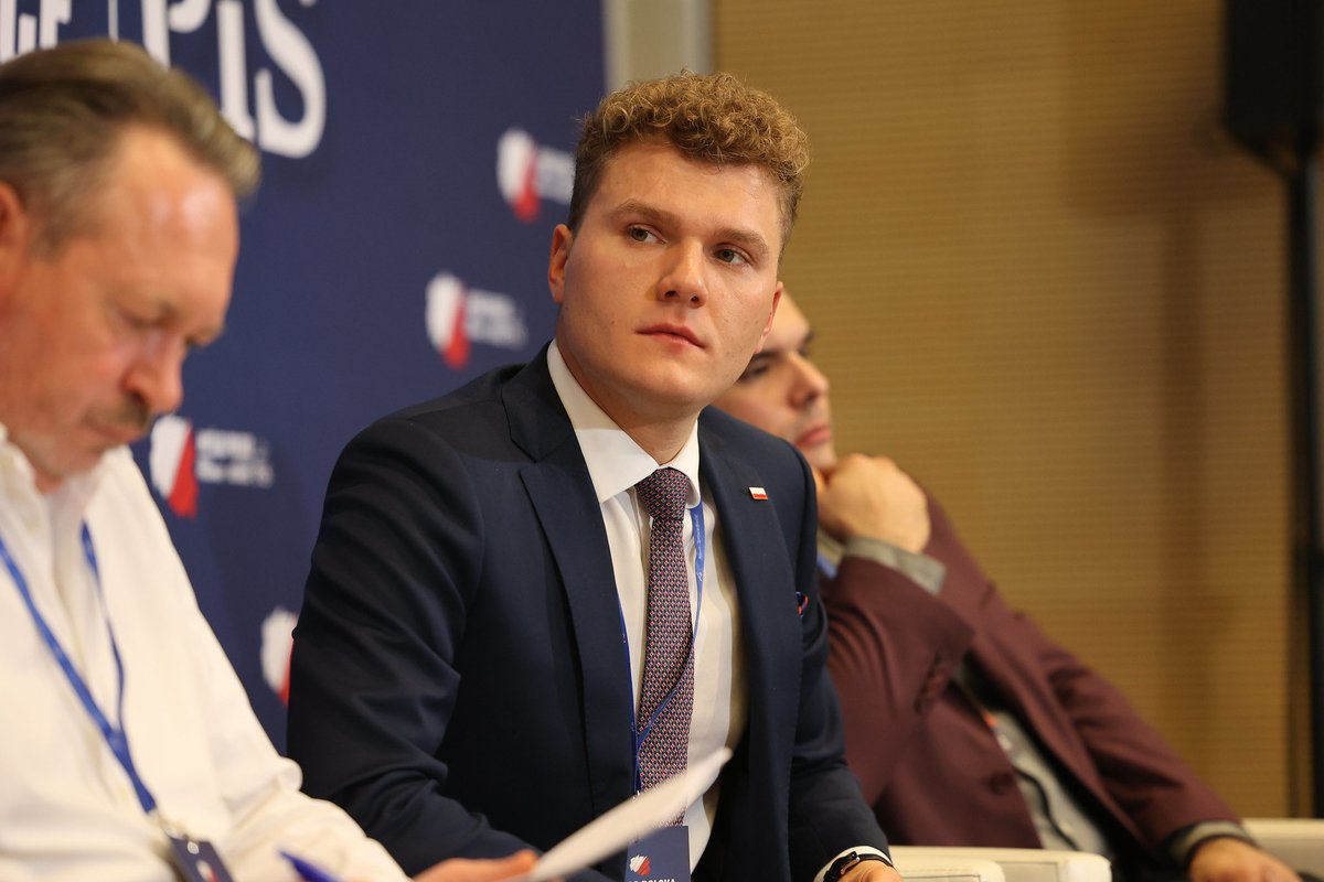 WojciechGnat's tweet photo. Nowy budżet UE -ile do niego włożymy?- wspólnie z prof. T. Grosse, @ZbigniewKuzmiuk, @sjkaleta oraz @marek_lachowicz szukaliśmy odpowiedzi na to pytanie, przedstawiając założenia przyszłych WRF UE. Niestety nowy budżet UE rysuje się w niekorzystnych dla nas barwach. #MyślącPolska https://t.co/rVgdn2e8OL