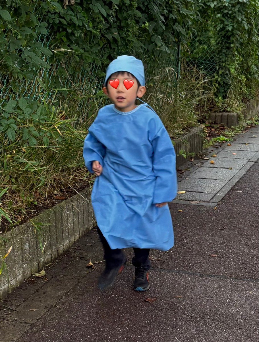 本物の外科医に夢中の我が家の5歳。今年のハロウィンは手術着がいいというのでネットで買おうとしたら「それじゃ全然ダメ。僕のイメージと全然違う」と絵を描いてくれました。それって売ってないじゃん、、、「ママ作って😊」というので頑張りました。　
#めざせ本物の外科医　#ハロウィン