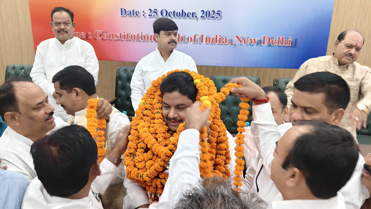 YogendraPa81714's tweet image. TFI के राष्ट्रीय अध्यक्ष के रूप में चुने जाने पर डा० दिनेश चन्द्र शर्मा जी को बहुत-बहुत बधाई आप भारतवर्ष के सभी शिक्षकों के आशा एवं विश्वास के केंद्र बिंदु हैं 🙏
@DrDCSHARMAUPPSS