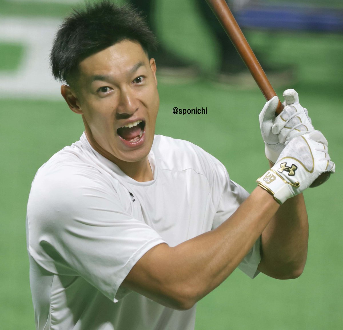 日本シリーズ試合前練習で笑顔の周東選手と柳田選手😁 #sbhawks #柳田