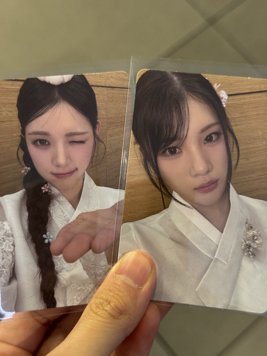 georae23's tweet photo. 하투하 슴스 럭드 한복 포카 포토카드 교환

저: 유하 주은
🩵: 예온

광야 근처라서 현장교환 가능 ⭕️

h2h 하츠투하츠 카르멘 지우 유하 스텔라 주은 에이나 이안 예온 예판 팬싸 영통 대면 쇼케이스 특전 앨범 미개봉 포카 스미니 https://t.co/EukoH11bwq