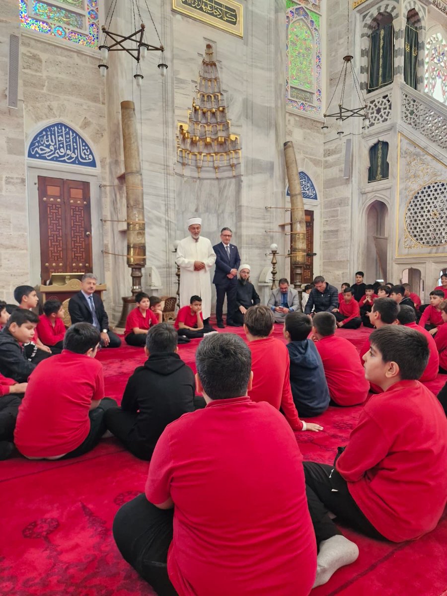FatihilceMEM's tweet photo. ✨İlçe Millî Eğitim Müdürümüz Muhammet Fatih Çepni @hattatrakim öğrencilerimizle cuma namazında bir araya geldi. Namaz sonrasında cami imamıyla birlikte sohbet ettiler.

@tcmeb @Yusuf__Tekin @MucahitYentur @cepni44 https://t.co/9j8x2l52dH