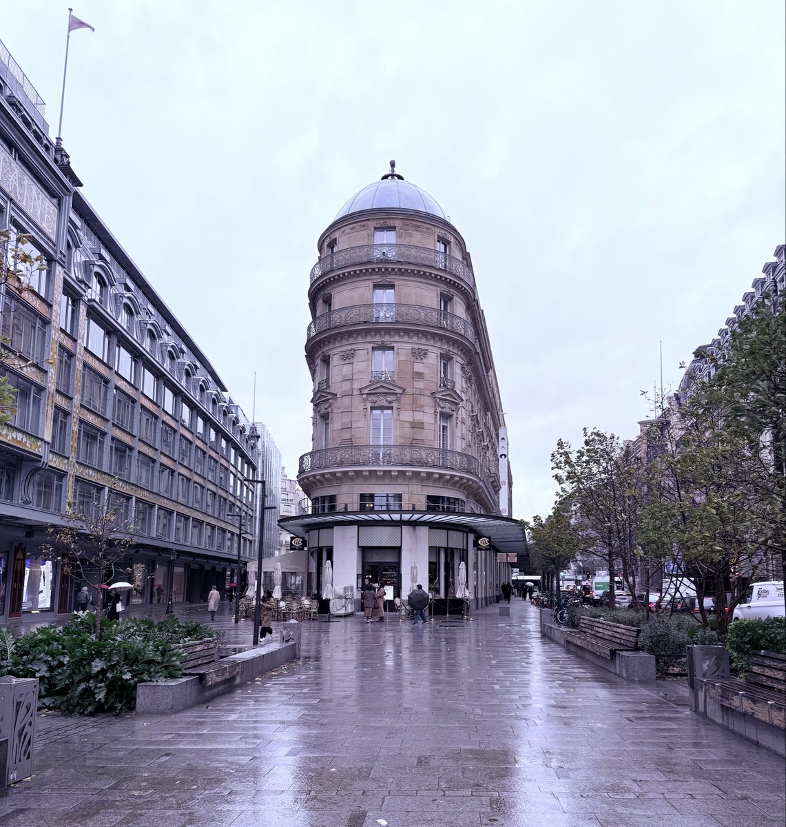 priolet_franck's tweet image. 10 000 personnes 😳 No way 🤔
Impressionnant #art #Architectural_engineer mais …   
Vaut il mieux travailler là où là #paris👇🏼