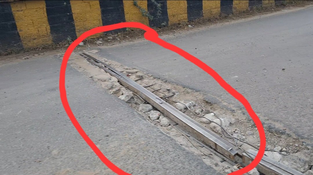 iamshivvv11's tweet photo. 🚨 Public Alert :
NH-75, Balladhar Bridge (Nagod–Satna) is in dangerous condition. Repaired just a year ago, now with exposed steel &amp; open wires. Every commuter’s life is at risk. Immediate repair needed!
#NH75 #RoadSafety #MadhyaPradesh
@NHAI_Official @PMOIndia @nitin_gadkari https://t.co/aooy5Z5EI9