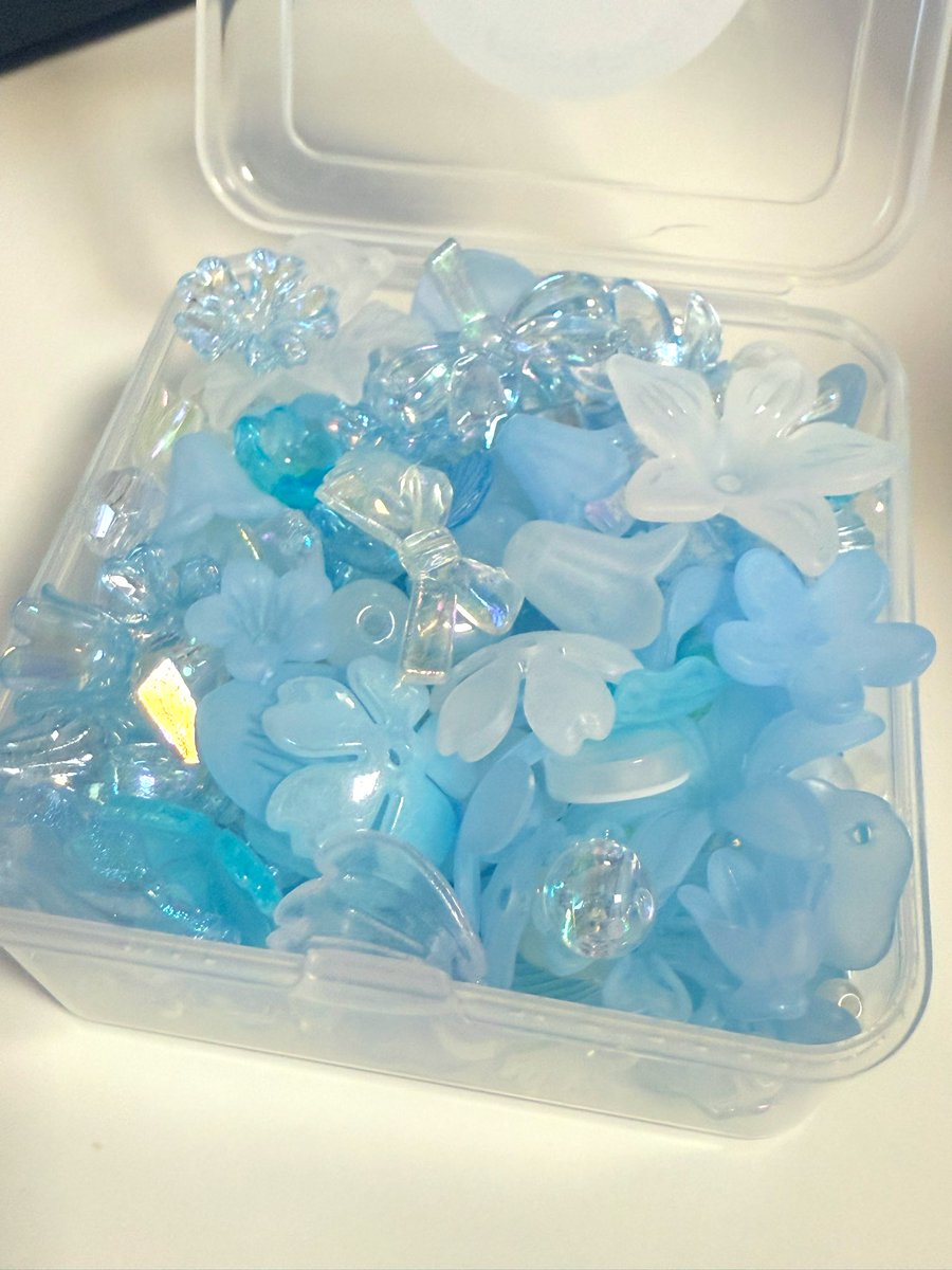 무브먼트 공방에서 받은 비즈스쿱!
아 영롱한게 너무 이뻐요🥰🥰🥰 
당장 어울리는 캐 만들어야만해