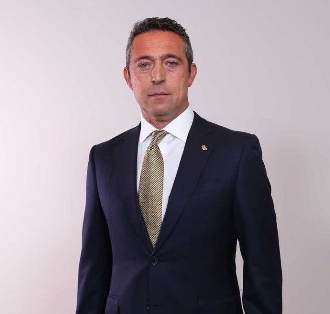 7 yıllık görev süresinde “600M€ borçla enkaz devraldık” diyerek sözde mali yapıyı düzelttiğini savunan Ali Koç’un, yeni yönetime 590M€ borç bıraktığı açıklandı.

Yani borç, 7 yılda yalnızca 10M€ azalmış.

Kaybedilen ise ruh ve şampiyonluklar.

Ali Koç ihraç edilmelidir.