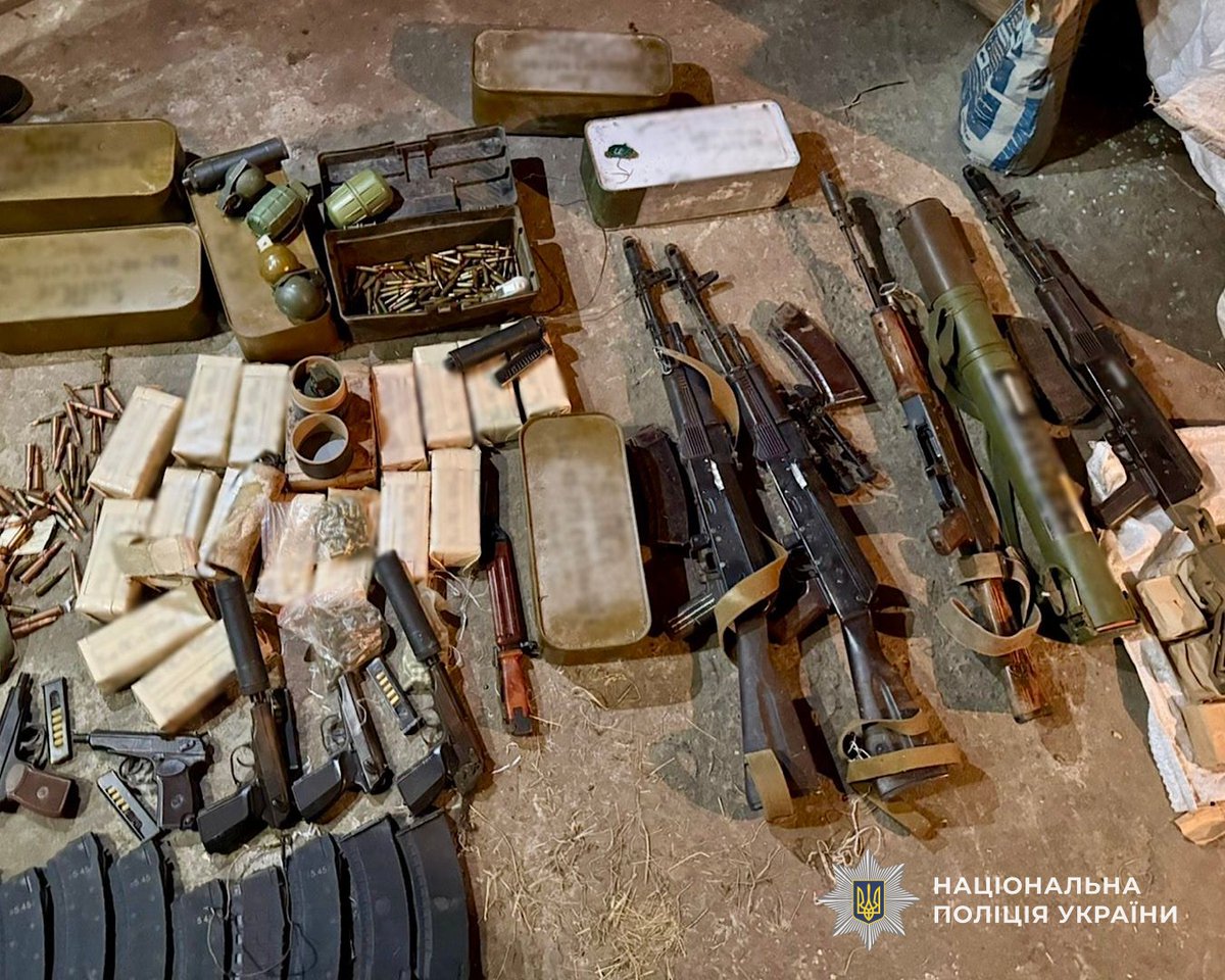 GUNP_Dnipro's tweet image. У Дніпрі поліцейські кримінальної поліції спільно із СБУ припинили нелегальні канали збуту зброї та боєприпасів
Джерело: dp.npu.gov.ua/news/u-dnipri-…
@34_tv
@news112ua
@istv
#Поліція #Дніпро #новини