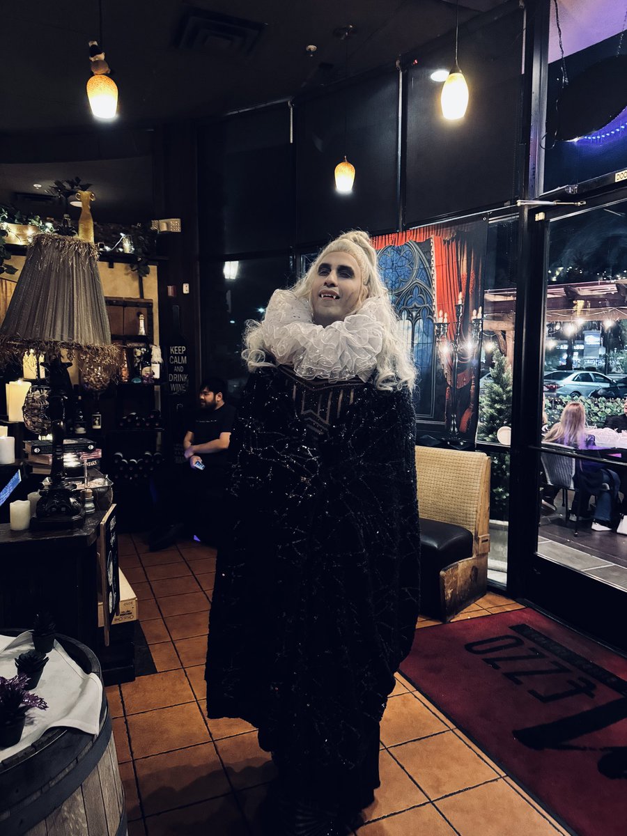 This is how we lived our Murder Mystery Dinner: The Vampire Slayer! 🧛‍♀️
A night full of laughter, mystery, and great food 🍷🔮