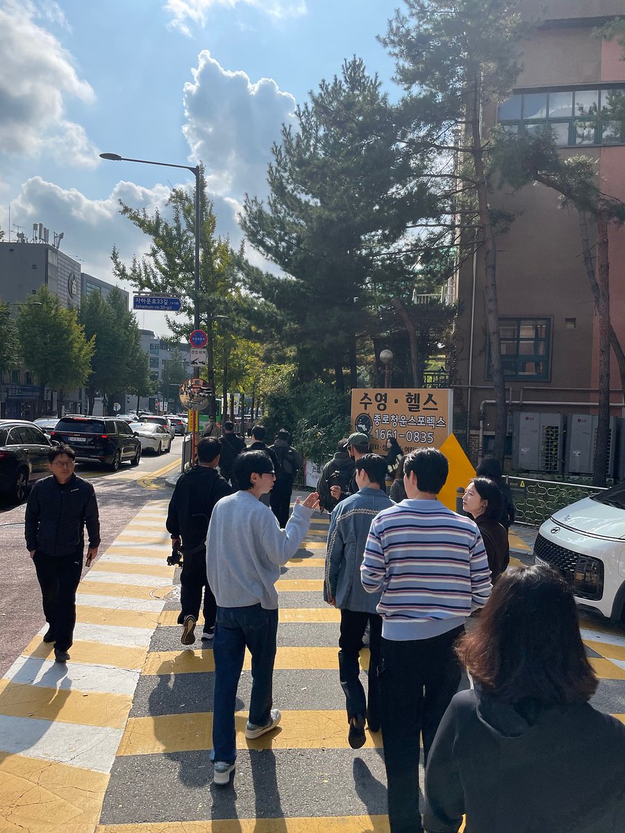 251025 
틈만나면 시즌4 첫촬영
서촌 촬영 목격담 #유연석

게스트 #이제훈 #표예진 

m.cafe.naver.com/appleiphone/89…