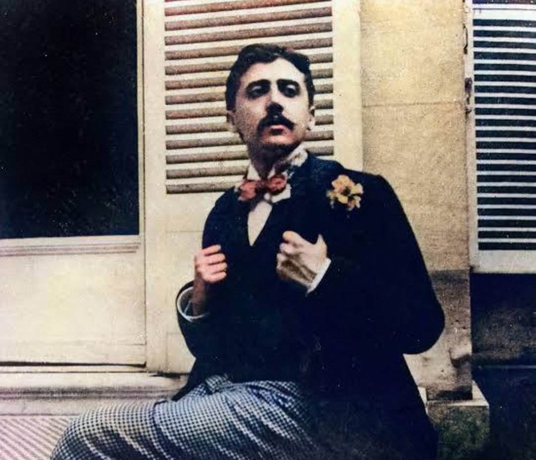 Toute la journée,  dans cette demeure un peu trop campagne qui n'avait l'air que d'un lieu de sieste entre deux promenades ou pendant l'averse, une de ces demeures où chaque salon a l'air d'un cabinet de verdure...

Marcel Proust
Le temps retrouvé