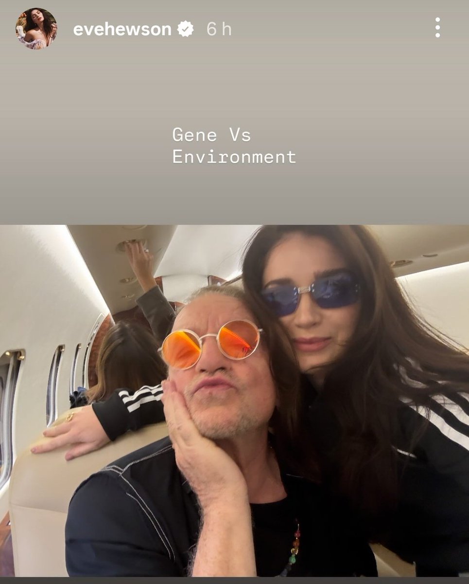 #Bono &amp; his daughter #EveHewson on board a flight

Photo © <a href="/evehewson/">Memphis Eve Sunnyday Iris Hewson</a>
Thank you Eve 😊 instagram.com/stories/evehew…
#U2 #U2NewsIT