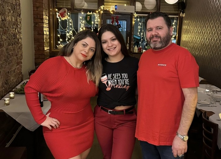 totalcrime's tweet image. This is Maria Carolina do Nascimento - pictured with her mother Clezi and stepfather Clayton, at his restaurant - only hours before she was killed on Christmas Eve 2022 by a car doing 140mph. In today's #Substack I tell the full heartbreaking story (1/2)
totalcrime.substack.com/p/44-seconds-o…