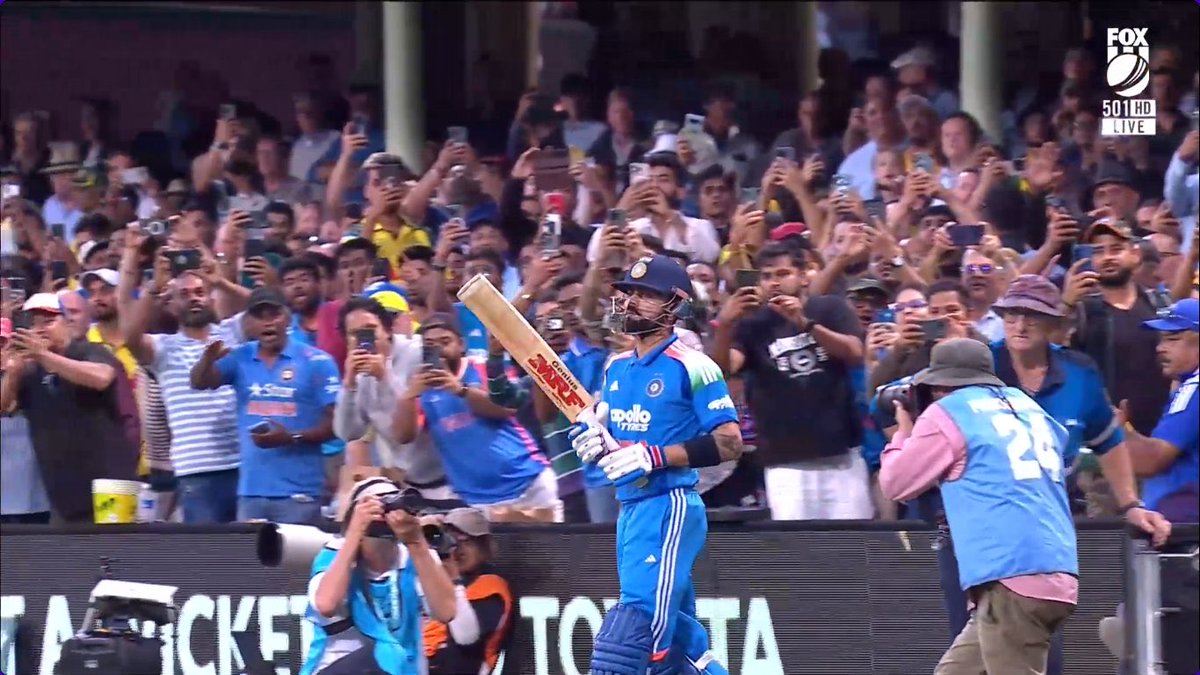 mufaddal_vohra's tweet image. WHOLE SCG ON THEIR FEET TO WELCOME VIRAT KOHLI. 🤯

- King Kohli, an icon.