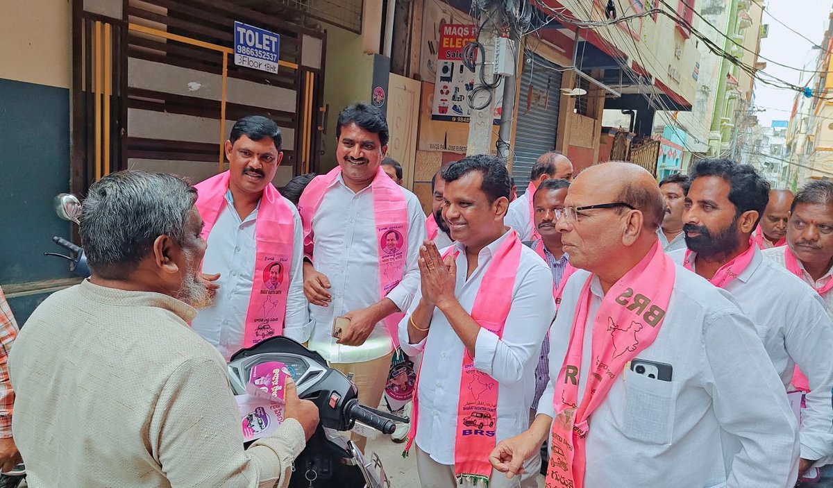 DNevuri's tweet photo. జూబ్లీహిల్స్ ఉపఎన్నికల ప్రచారంలో భాగంగా బీఆర్ఎస్ పార్టీ అభ్యర్థి శ్రీమతి మాగంటి సునీత గోపినాథ్ గారికి మద్దతుగా బోరబండ డివిజన్లోని క్లస్టర్-1 రాజ్ నగర్ కాలనీలోని357,358,359,360,361బూత్ లలో ఇంటింటి ప్రచారం నిర్వహించడం జరిగింది.
@BRSparty
#JubileeHillsWithBRS #VoteForCar https://t.co/AHgH9FG6B8