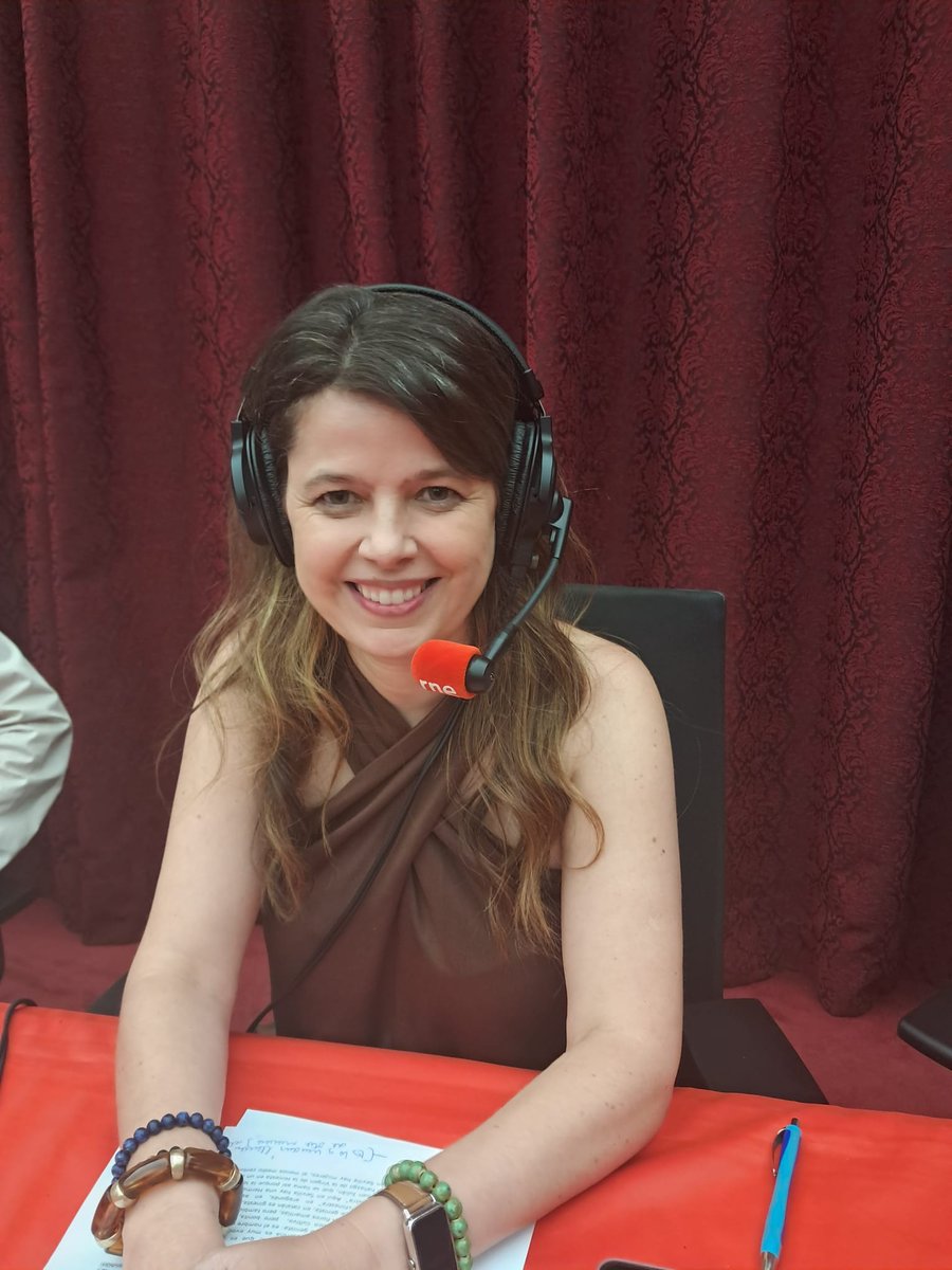 NEUDC_RNE's tweet photo. Y ahora, con @Nosolodeyod , #Dialenguando. Lola dedica su sección de hoy a los orígenes del español. Y nos explica qué son las glosas, que nombran a la palabra rara y de sentido oscuro. Glosar es hacer anotaciones en un texto para facilitar la comprensión a los lectores. https://t.co/lFRYznK08Z