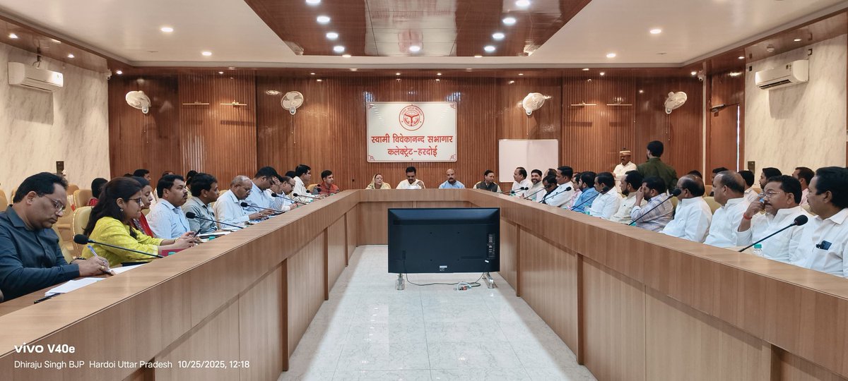 MPSinghRanu2's tweet image. ग्रह जनपद हरदोई के प्रभारी मंत्री मा.असीम अरुण जी द्वारा लौह पुरुष सरदार वल्लभ भाई पटेल जी की 150वीं जन्म जयंती के अवसर पर सरकार द्वारा आयोजित होने वाले विभिन्न कार्यक्रमों के निमित्त कलेक्ट्रेट सभागार में आयोजित तैयारी बैठक में माननीय जनप्रतिनिधि गणों के साथ सम्मिलित हुआ।।