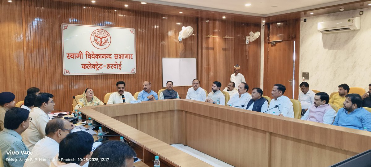 MPSinghRanu2's tweet image. ग्रह जनपद हरदोई के प्रभारी मंत्री मा.असीम अरुण जी द्वारा लौह पुरुष सरदार वल्लभ भाई पटेल जी की 150वीं जन्म जयंती के अवसर पर सरकार द्वारा आयोजित होने वाले विभिन्न कार्यक्रमों के निमित्त कलेक्ट्रेट सभागार में आयोजित तैयारी बैठक में माननीय जनप्रतिनिधि गणों के साथ सम्मिलित हुआ।।