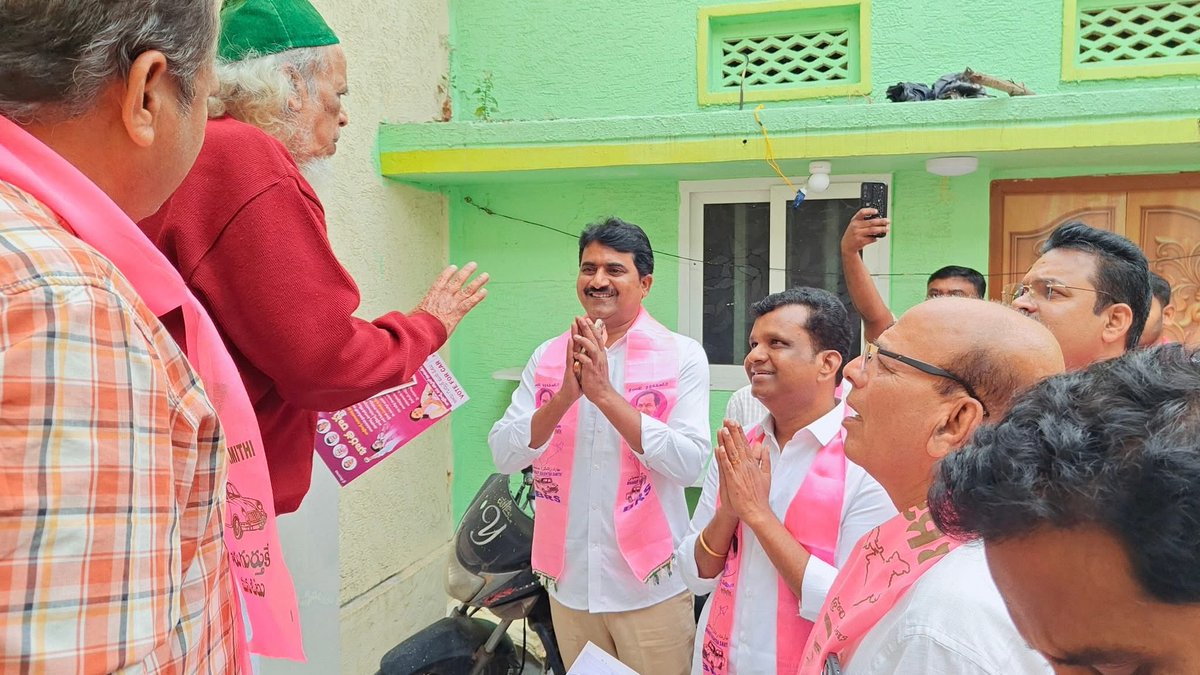 DNevuri's tweet photo. జూబ్లీహిల్స్ ఉపఎన్నికల ప్రచారంలో భాగంగా బీఆర్ఎస్ పార్టీ అభ్యర్థి శ్రీమతి మాగంటి సునీత గోపినాథ్ గారికి మద్దతుగా బోరబండ డివిజన్లోని క్లస్టర్-1 రాజ్ నగర్ కాలనీలోని357,358,359,360,361బూత్ లలో ఇంటింటి ప్రచారం నిర్వహించడం జరిగింది.
@BRSparty
#JubileeHillsWithBRS #VoteForCar https://t.co/AHgH9FG6B8