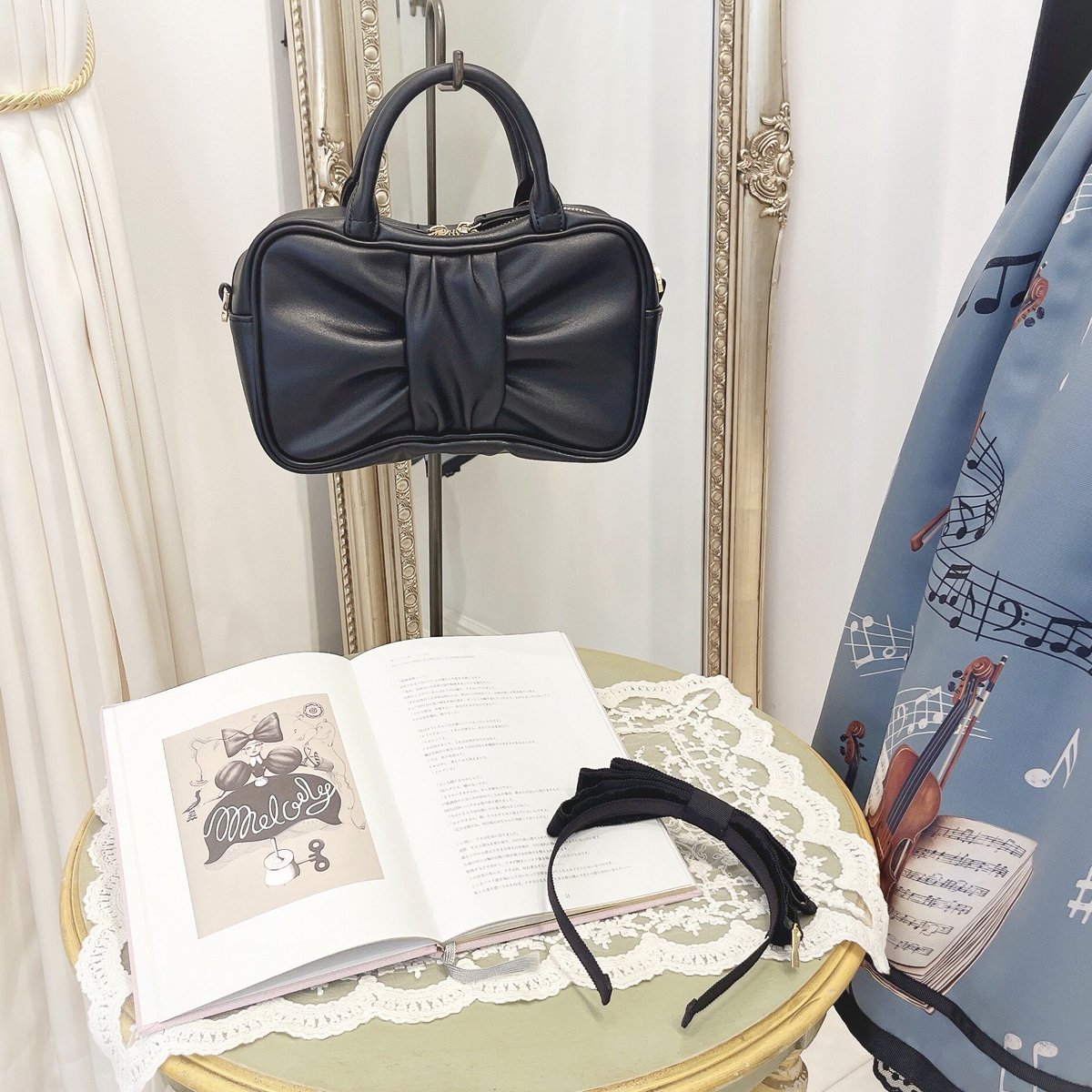 🖤ご予約明日まで🖤

【Emily Temple cute】
Violin Concertoノースリーブワンピース
¥33,880(税込)

受注期間：〜10/26(日)
お渡し予定：1月末〜2月上旬

パールをあしらった大きなリボンがポイント🎀
タートルニットとも相性のいいデザインです✨

ご予約お忘れのないよう、お早めにご検討ください💭