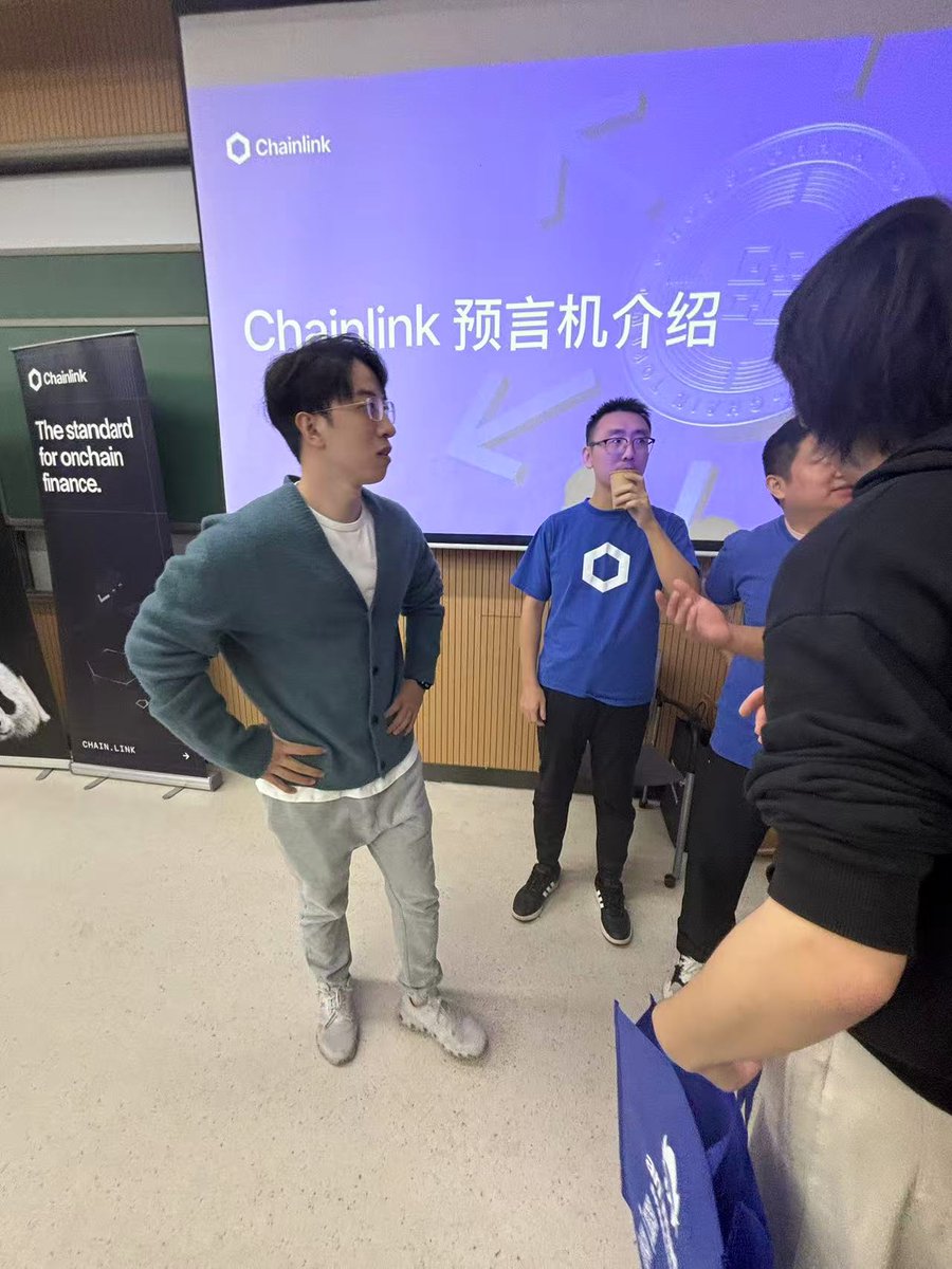 MadisonYear's tweet image. 参加区块链粥复旦场活动 @chainlink  @复旦区块链协会
@get_optimum 
@avalanche @FudanBlockchain