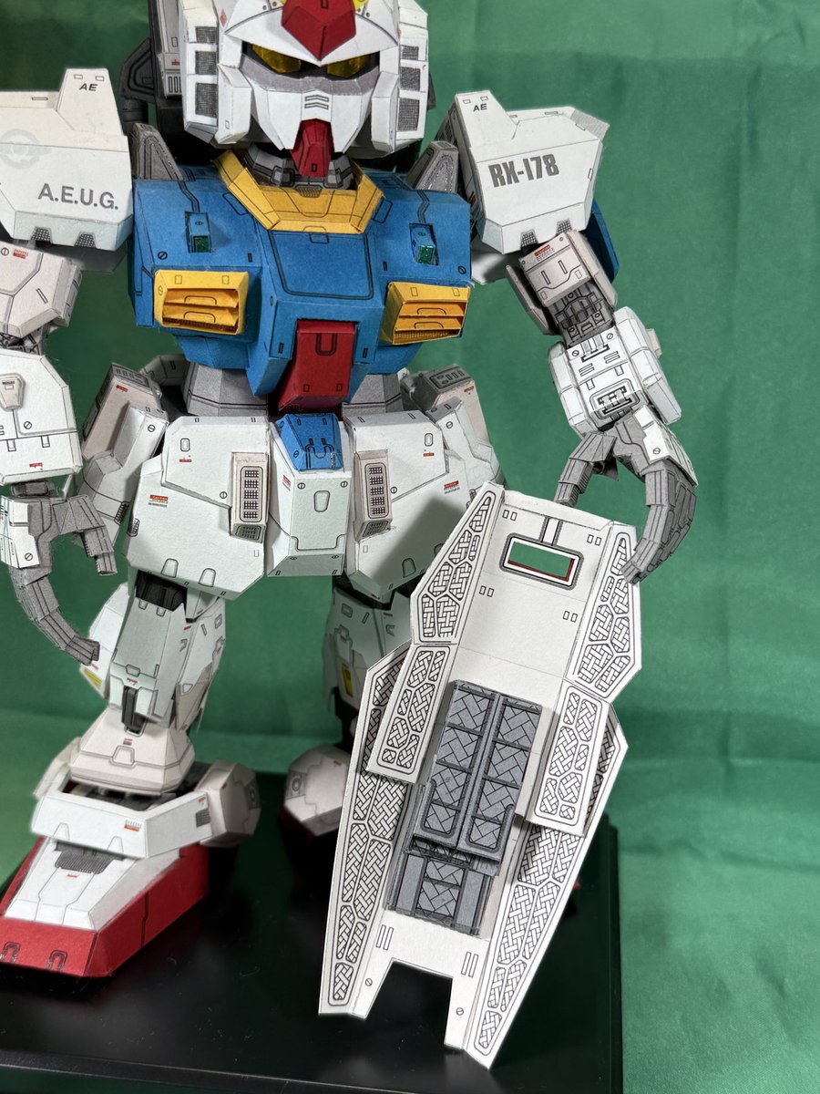 mayunku28's tweet photo. ウェポン開発設計中の
#ペーパークラフト #ガンペパ
#SDガンダム の
#RX178  #ガンダムマーク2
シールドの設計が出来ました。
無駄になるかもしれませんが、シールド伸縮機能を盛り込んであり、これで展示するさいのポージングの表現力が増しますね。 https://t.co/zZRtvXMiMx