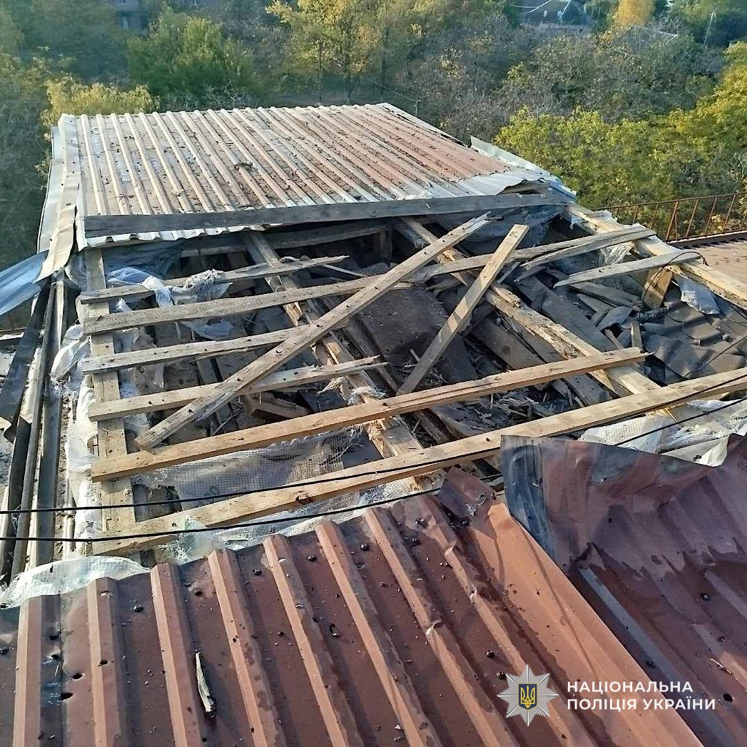 GUNP_Dnipro's tweet image. На Дніпропетровщині через російські обстріли пошкоджені інфраструктурні об’єкти та приватні оселі: поліцейські документують наслідки ударів
Джерело: dp.npu.gov.ua/news/na-dnipro…
@34_tv
@news112ua
@istv
#Поліція #на_війні #Дніпро #новини