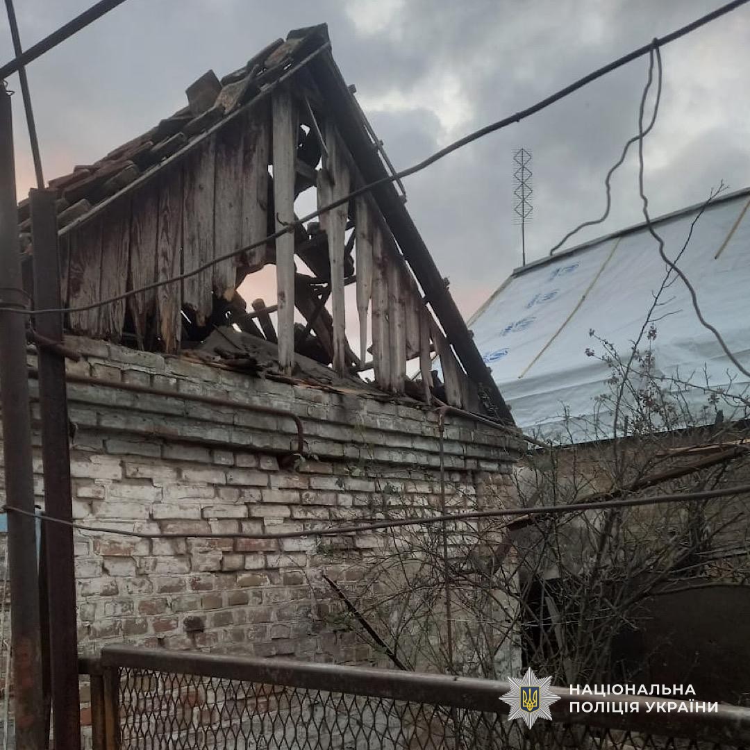 GUNP_Dnipro's tweet image. На Дніпропетровщині через російські обстріли пошкоджені інфраструктурні об’єкти та приватні оселі: поліцейські документують наслідки ударів
Джерело: dp.npu.gov.ua/news/na-dnipro…
@34_tv
@news112ua
@istv
#Поліція #на_війні #Дніпро #новини