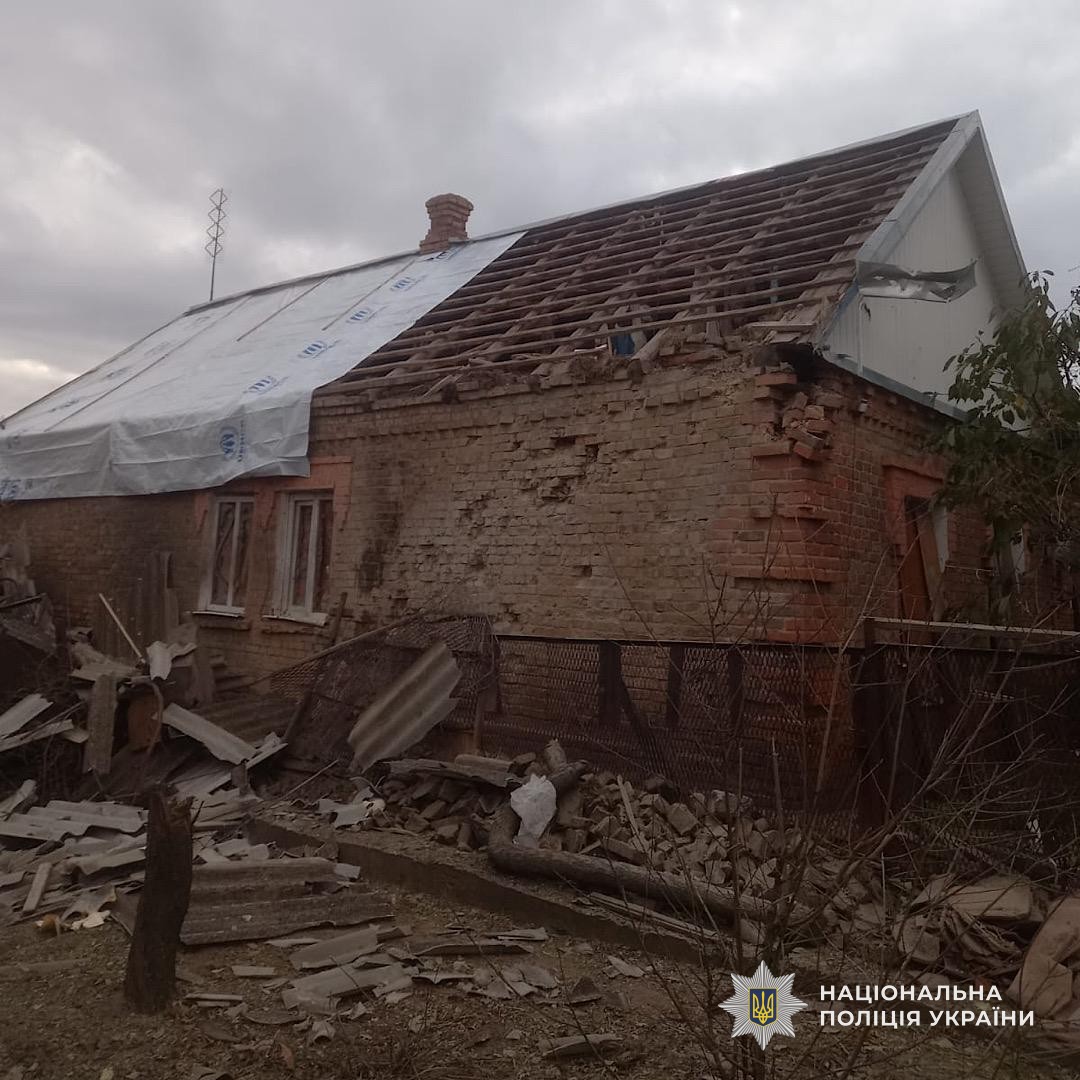 GUNP_Dnipro's tweet image. На Дніпропетровщині через російські обстріли пошкоджені інфраструктурні об’єкти та приватні оселі: поліцейські документують наслідки ударів
Джерело: dp.npu.gov.ua/news/na-dnipro…
@34_tv
@news112ua
@istv
#Поліція #на_війні #Дніпро #новини