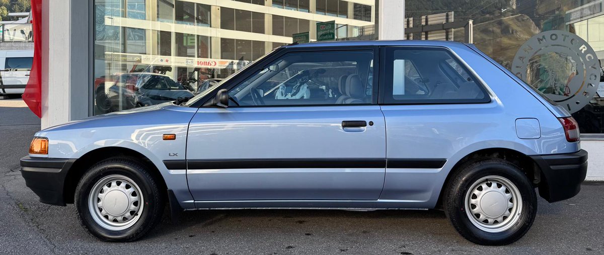 MAZDA 323 1.6i LX *Neuwagen*
**Originale 74 km! 😮

Dieser cool Kultkleinwagen der 90er hat in der Tat nur 74 km! Das Fahrzeug wurde von einem Mazda-Garagisten als Neuwagen zur Seite gestellt und konserviert.

©by (Hoffmann) Adank AUTO l MOTO l ZENTRUM Graubünden