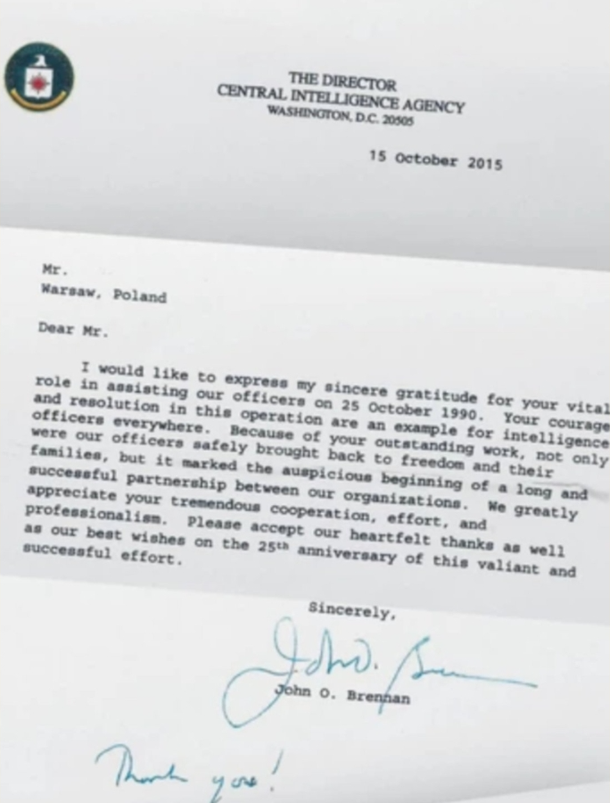 Mirek Szczerba (@mirek_szczerba) on Twitter photo Oficer CIA ,pułkownik John Palevich (koledzy nazywali go "Big John " ) w towarzystwie rezydenta CIA wchodzi do jednego z gabinetów UOP przy ulicy Rakowieckiej.
– Gromek, mamy problem. Potrzebuję twojej pomocy – mówi do znajomego oficera nowego, polskiego wywiadu.
Amerykaninowi Oficer CIA ,pułkownik John Palevich (koledzy nazywali go "Big John " ) w towarzystwie rezydenta CIA wchodzi do jednego z gabinetów UOP przy ulicy Rakowieckiej.
– Gromek, mamy problem. Potrzebuję twojej pomocy – mówi do znajomego oficera nowego, polskiego wywiadu.
Amerykaninowi