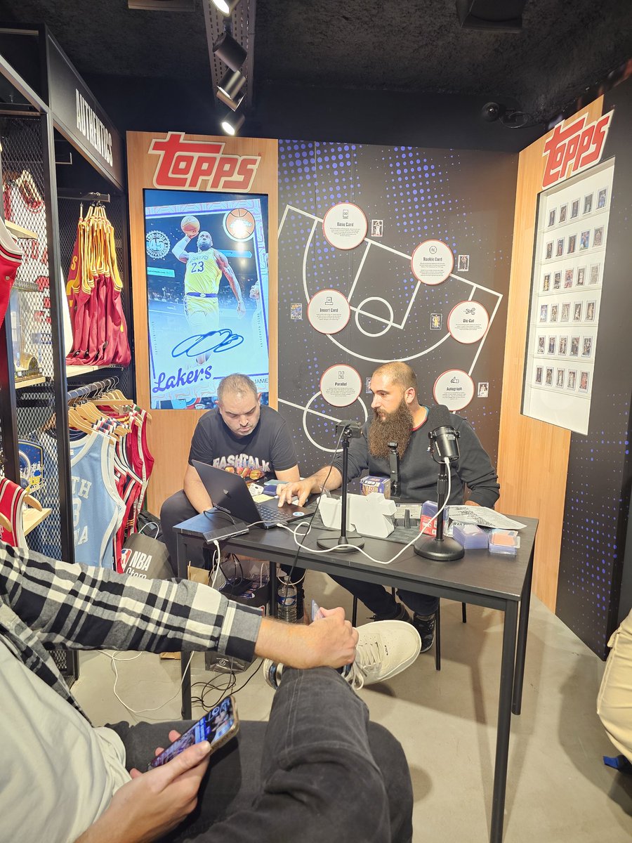 pressebasket's tweet image. Vrai bonheur de participer hier, au #nbastore, au lancement de la série Topps Basketball, avec du beau monde au rdv 😁😁. 5MAJEUR était là, les #cardsaddict également.
Merci @Topps @Topps_UK pour ce super moment. #cafédescartes