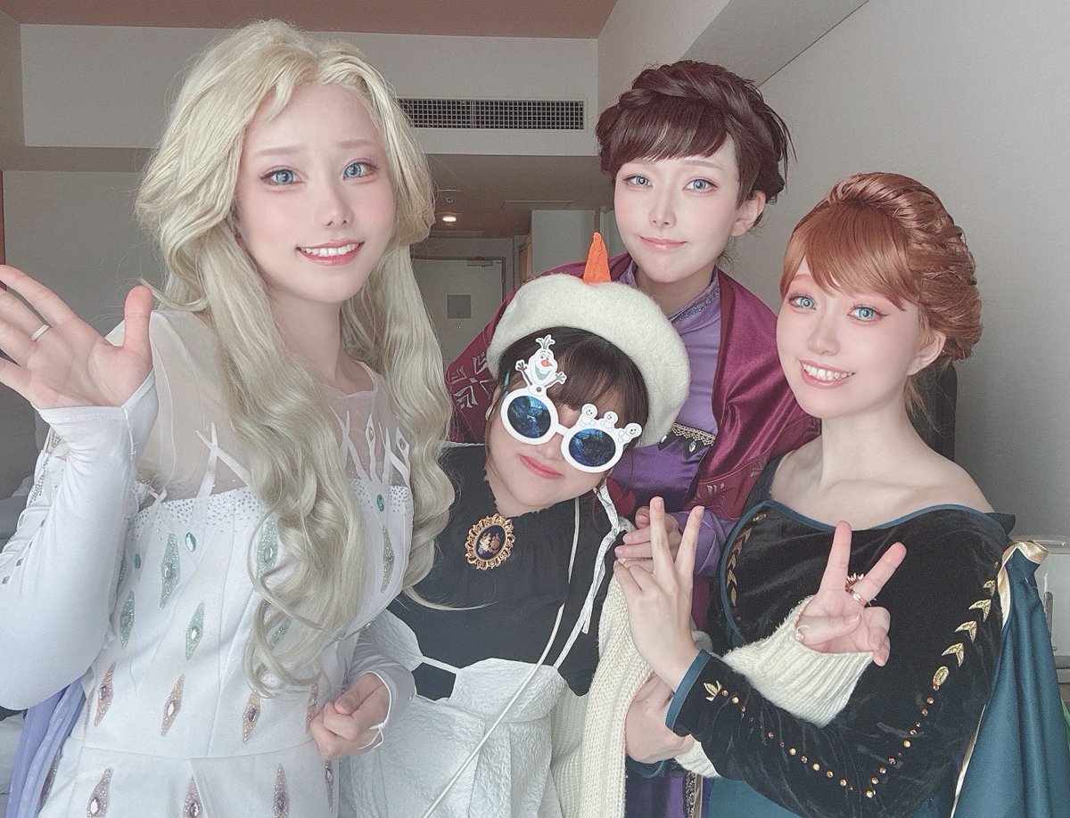 Michu_b_chu's tweet photo. 天才イドゥナお母様と天才バウンドオラフとラブリーマイ妹アナとインパしてきた〜〜〜〜〜❣️
天気には恵まれなかったけどあんまりにも可愛いに可愛いを重ねてた🥹💖さいこう🥹💖

#Dハロ仮装2025 https://t.co/hArLez7FpX