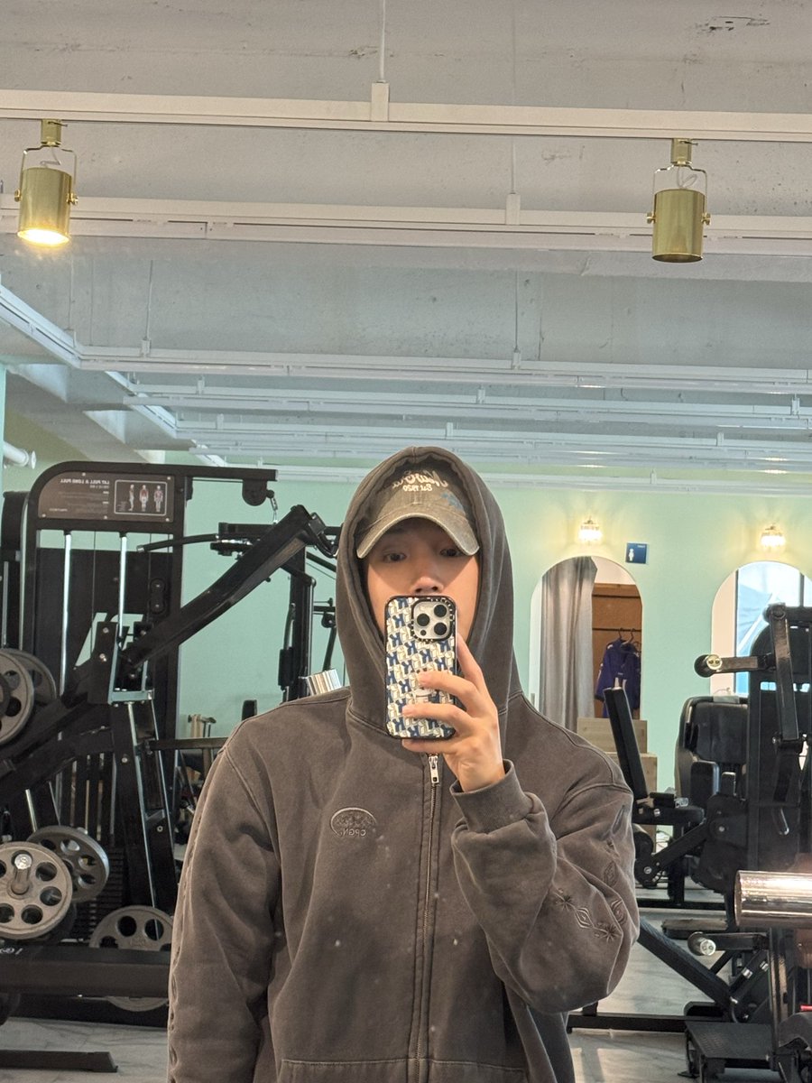 _sungkook's tweet photo. 즐거운 주말 보내요 🍀 https://t.co/bePezPmjV6
