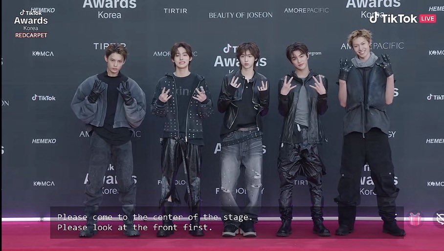 ชุดสูทดำเดินพรมแดงกูไม่มีวันได้เห็น 

#TikTokAwardsKR2025xCORTIS