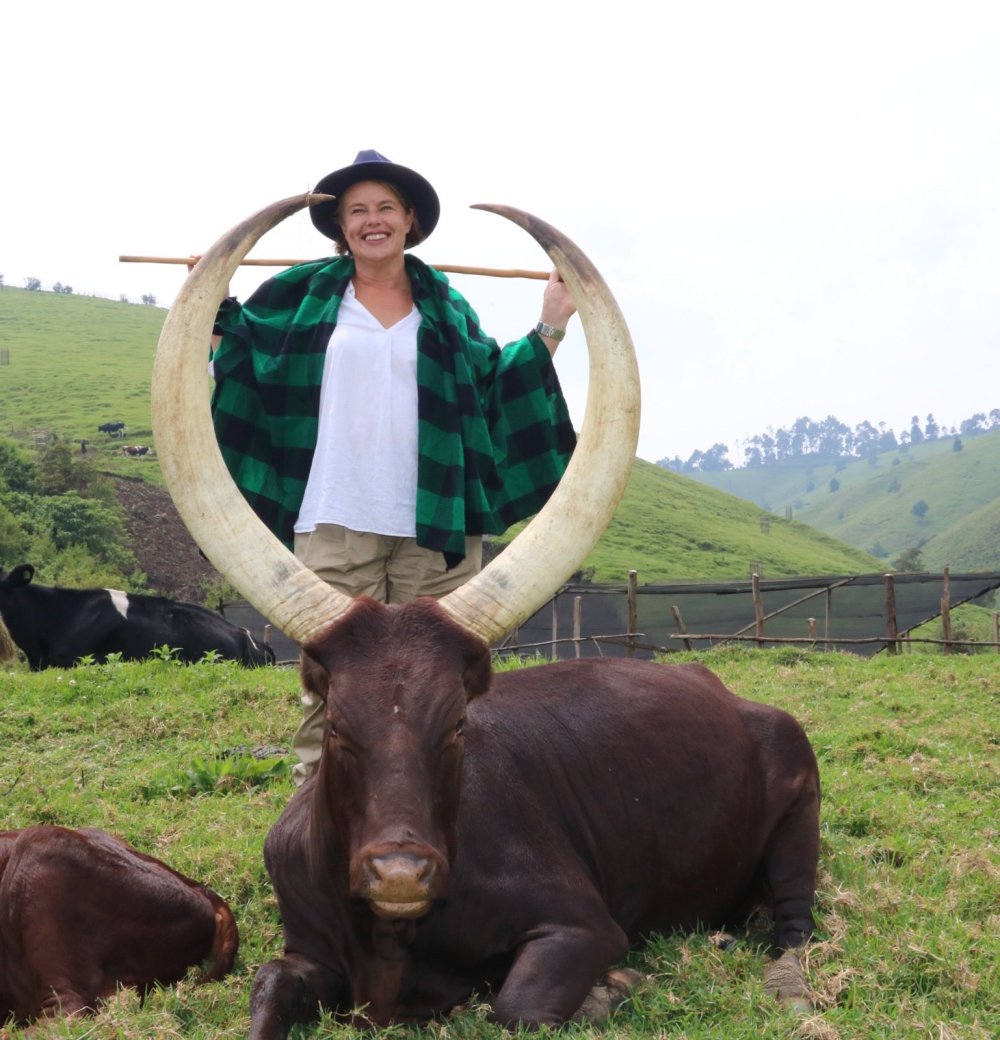 Ubwo yari mu rugendo rwo kwerekeza i Gisenyi ahabera imikino ya 'King’s Baton Relay ya Commonwealth Games', Ambasaderi w’u Bwongereza mu Rwanda, Alison Thorpe, yahagaze akanya gato mu Bigogwe, yishimira gukama inka ku nshuro ya mbere no kumenya akamaro kayo mu muco nyarwanda.