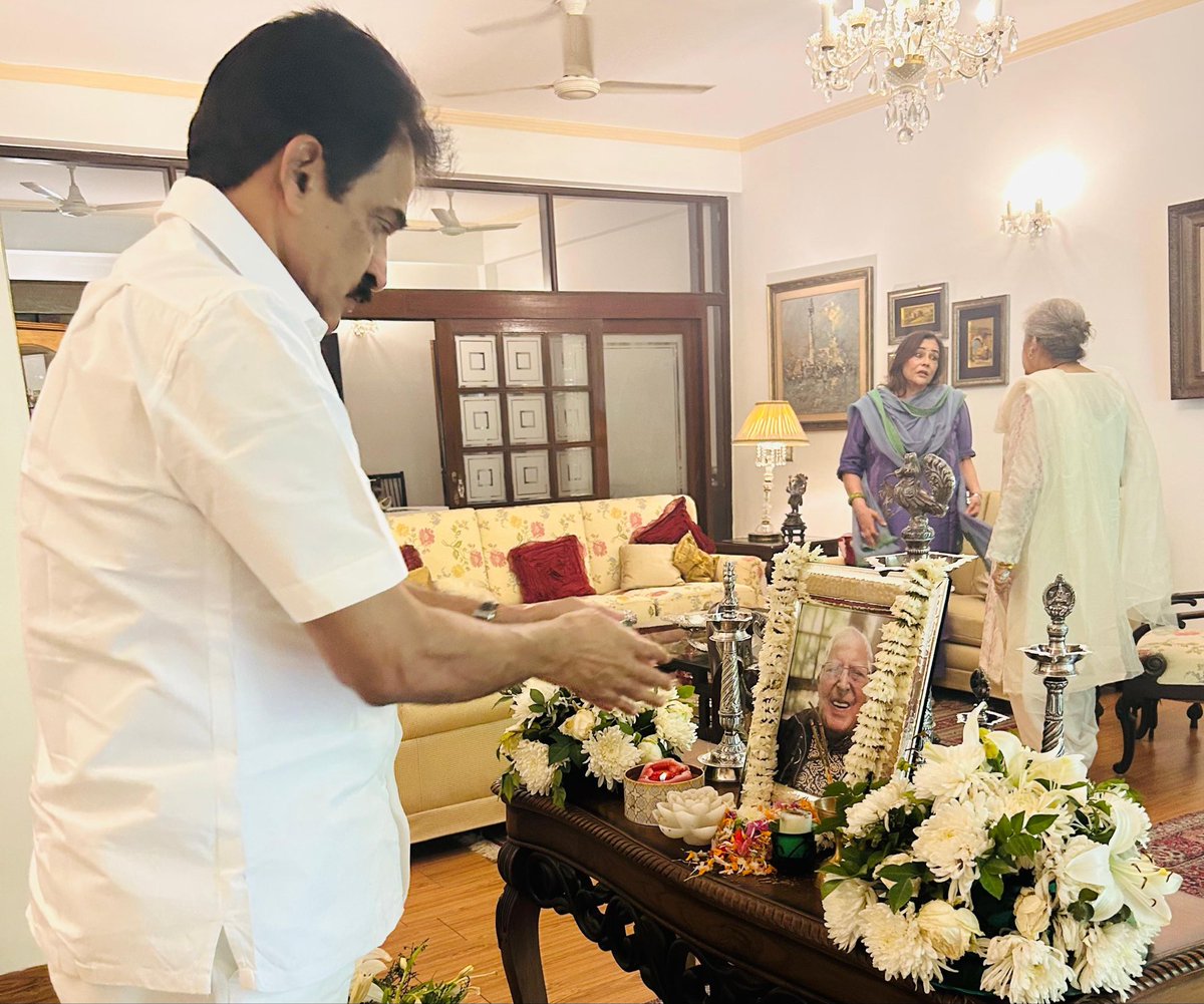 Called on Senior  Leader and CWC Member Smt. Ambika Soni ji in Delhi today, along with DPCC President <a href="/devendrayadvinc/">Devender Yadav</a> and other colleagues, to offer heartfelt condolences on the passing of her husband, the late Shri Uday Soni ji.

May his soul rest in peace.