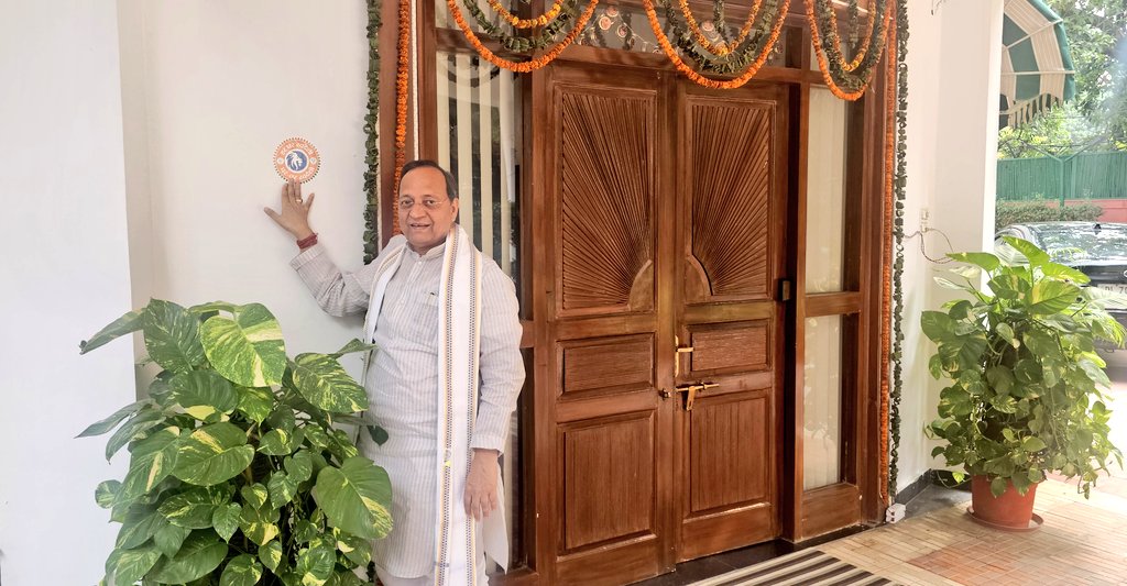 ArunSinghbjp's tweet photo. हर घर स्वदेशी, घर-घर स्वदेशी।।
आज अपने निवास पर स्वदेशी अभियान का स्टीकर लगाया।
यह स्टीकर स्वदेशी के संकल्प के प्रति हमारे निष्ठा का प्रतीक है अतः इसे अपने घर पर लगाना ना केवल  स्वदेशी अभियान के समर्थन का सन्देश है बल्कि देश के सजग नागरिक के रूप में हमारी जिम्मेदारी को भी दर्शाता है। मेरा सभी से अनुरोध है कि अधिक से अधिक लोग इस अभियान से जुड़ें और अपने घरों पर स्टीकर लगाएं। 
आइए! हम सभी मिलकर इस अभियान को जन-जन तक पहुंचाएं और आत्मनिर्भर भारत के निर्माण में योगदान दें।
 #HarGharSwadeshi #GharGharSwadeshi  #AtmanirbharBharat