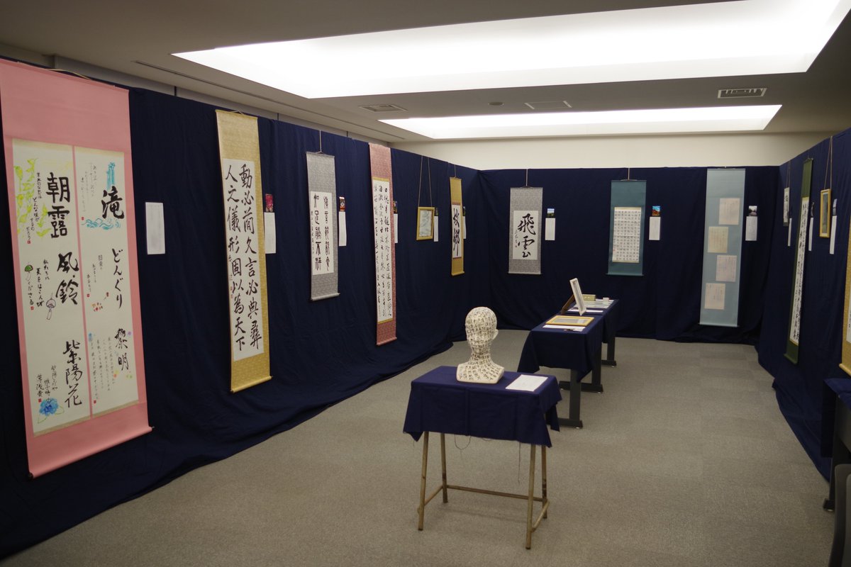 gendai_bunka's tweet image. 紫祭初日。図書館でも企画が行われています！　曇天ながら、あちこちで学生の皆さんの元気な声が。