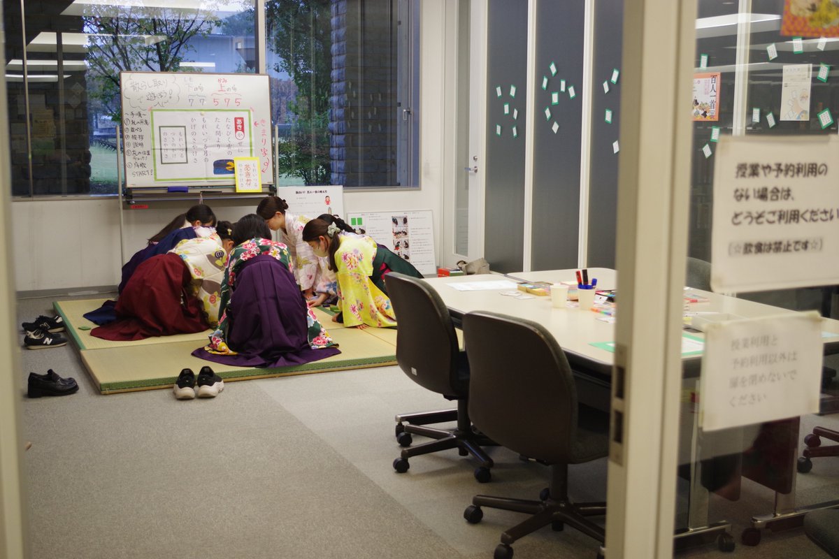 gendai_bunka's tweet image. 紫祭初日。図書館でも企画が行われています！　曇天ながら、あちこちで学生の皆さんの元気な声が。