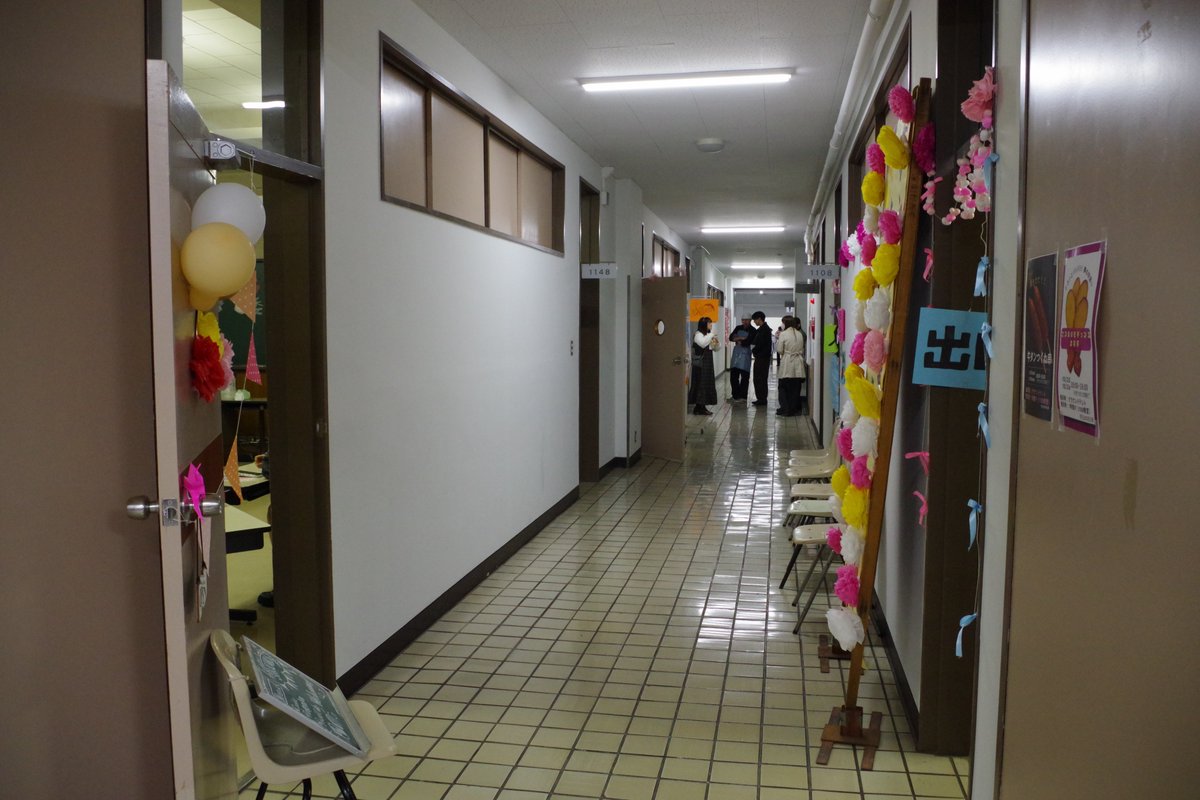 gendai_bunka's tweet image. 紫祭初日。図書館でも企画が行われています！　曇天ながら、あちこちで学生の皆さんの元気な声が。