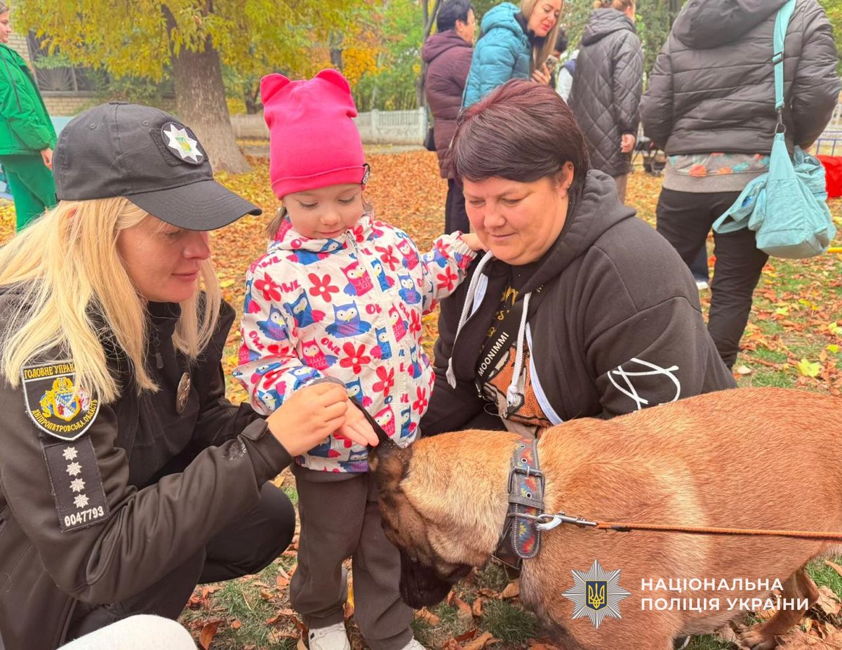 GUNP_Dnipro's tweet image. Свято обіймів і посмішок: поліцейські та службові собаки завітали до дітей
Джерело: dp.npu.gov.ua/news/sviato-ob…
@34_tv
@news112ua
@istv
#Поліція #Дніпро #новини