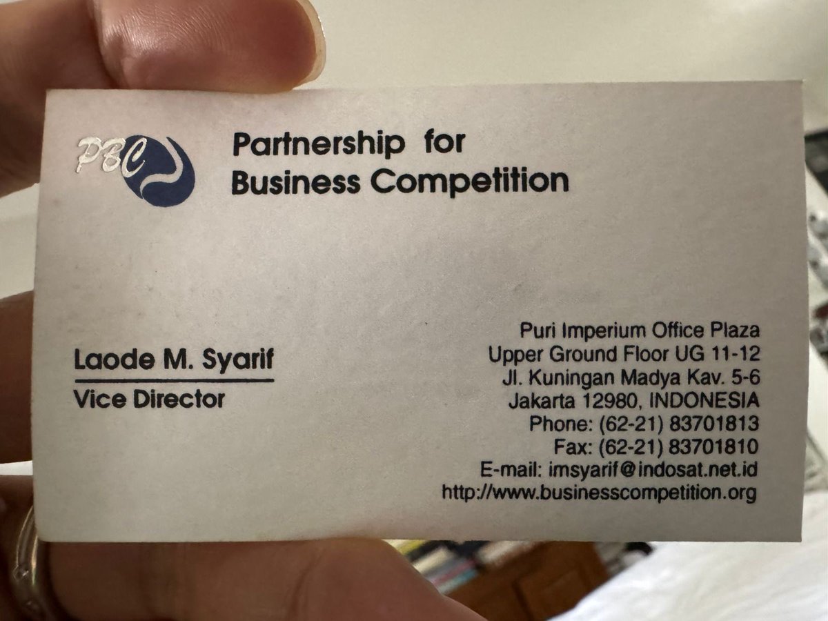 LaodeMSyarif's tweet image. Ketemu kartu nama lama waktu bikin kantor tentang HUKUM PERSAINGAN USAHA 😊

Cholil belum terkenal sebagai penyanyi @efekrumahkaca 😁 Dia menjadi satu-satunya AKUNTAN kantor😁 

Ruangan Kantor minjam ruangan @PSHKIndonesia 
Kalau training banyak… kayaknya  @BivitriS bantuin juga…
