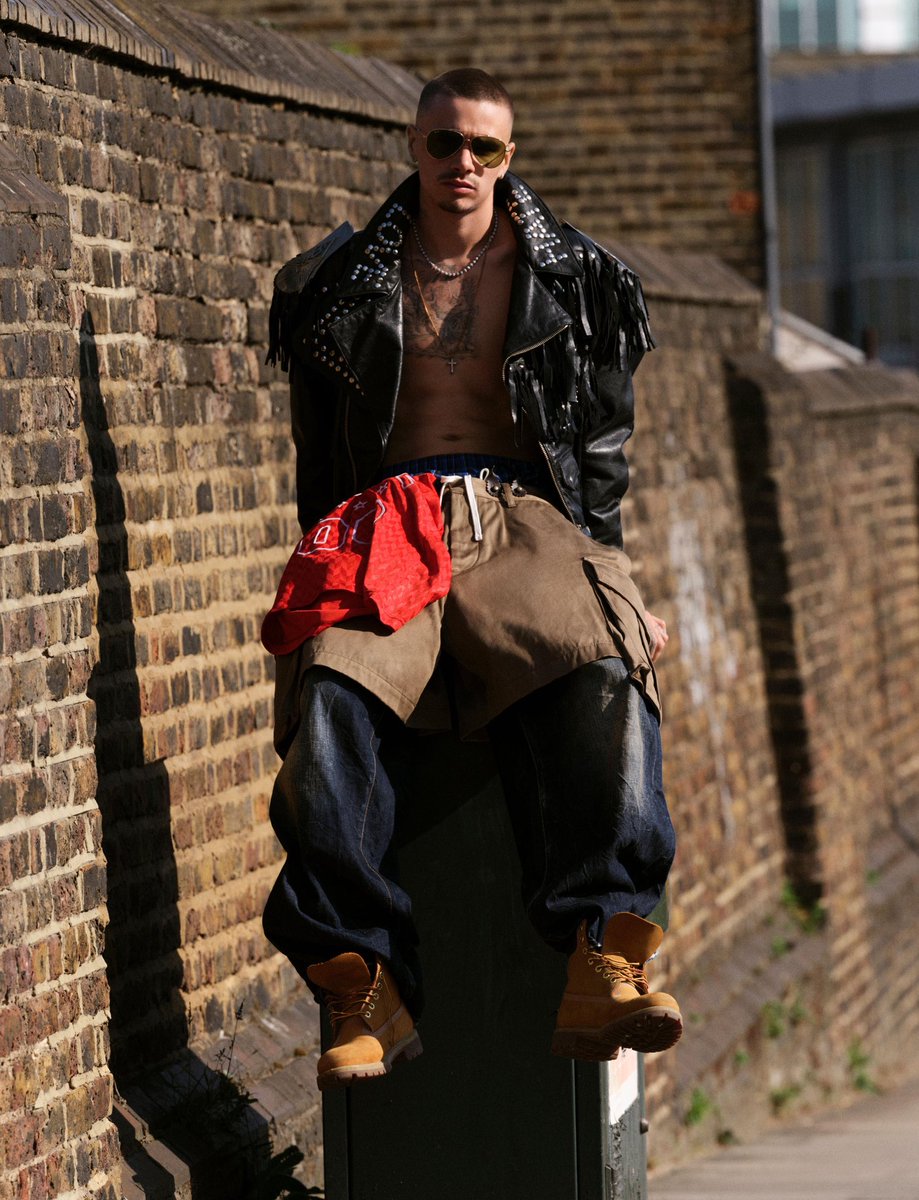 Dsquared2's tweet photo. Slide 1 - Romeo wears D2 FW25 denim and vintage cross necklace for #VMan
Slide 2 - Romeo wears #Magliano X D2 FW25 vest for #ReplicaManMagazine
Photography: #AlvaroBeamudCortes
Styling: #MartiSerra
-
Photography: #JosephEchenique
Styling: #BillyLobos
#DSQUARED2 #D2EDITORIALS https://t.co/DLMQ5h5y0e
