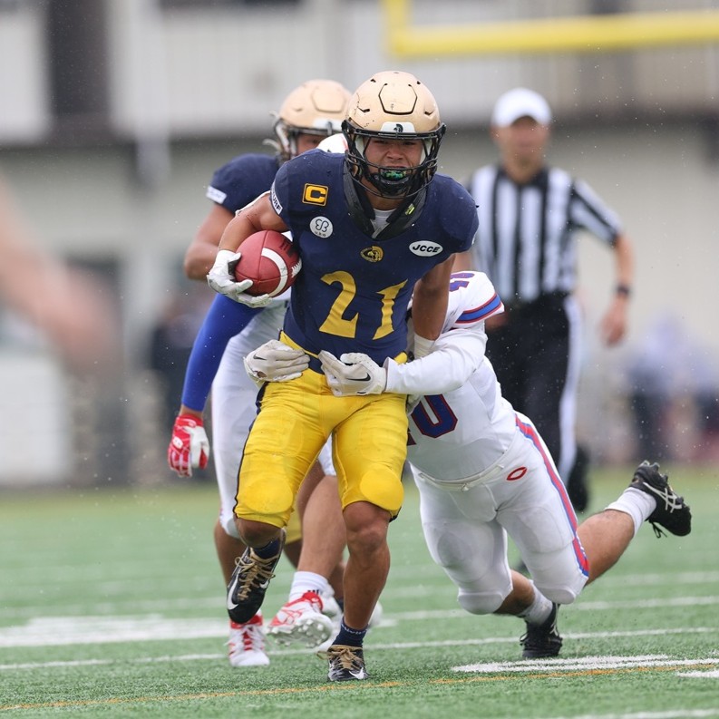 【明治・高橋選手が1,000ヤードラッシャーに】
明治大学のRB#21高橋周平選手（四年・足立学園）が本日の中央大学戦で289ヤードを走って今季のラン獲得を1,108ヤードとし、1シーズンにランで1,000ヤードを獲得する「1,000ヤードラッシャー」となりました。関東大学リーグで通算9人目（10回目）の達成。