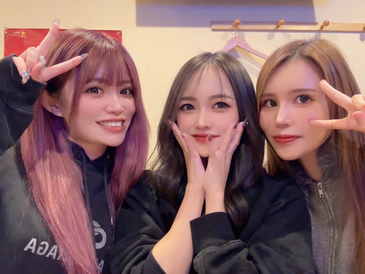 この前また西成飲み会🍺
みんな髪色も服装とかの系統も
バラバラで可愛い

１ヶ月ほどピンク髪やめてたけど
無理でしたね😙ぷぷぷ