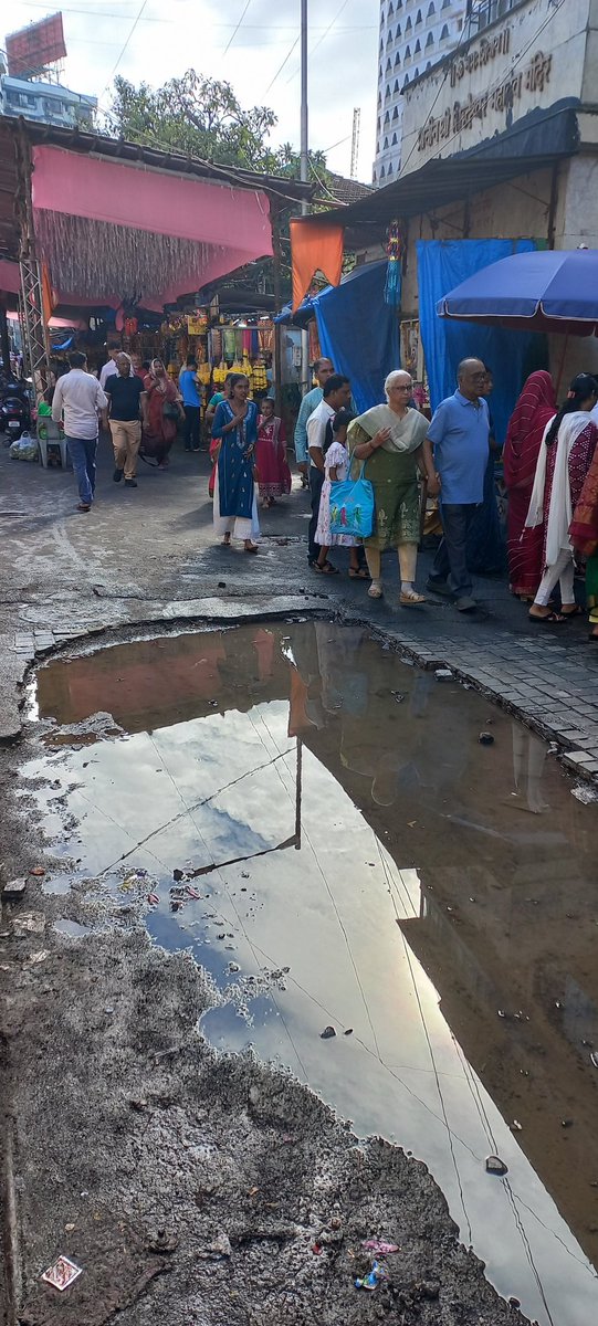 AshishV97727530's tweet photo. Deterioration of civic conditions at Mahalaxmi Mandir compound. 
Just day before diwali the road on exit side of temple steps was totally dug up, inspite of knowing that during Diwali days lot of devotees visit the temple, the patch that is dug up was to show the officials. https://t.co/Mg7BiWcnOI