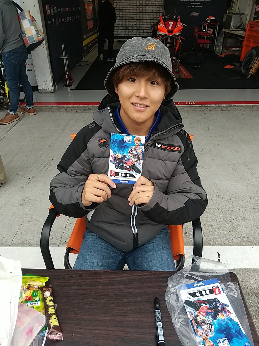 rossoleali's tweet photo. 本日のピットウォーク。場内ヤマハブースで行われている？設置されている？ライダーへの応援メッセージ用ハガキにサインしてくれます🙆 https://t.co/iRbkR3QZso