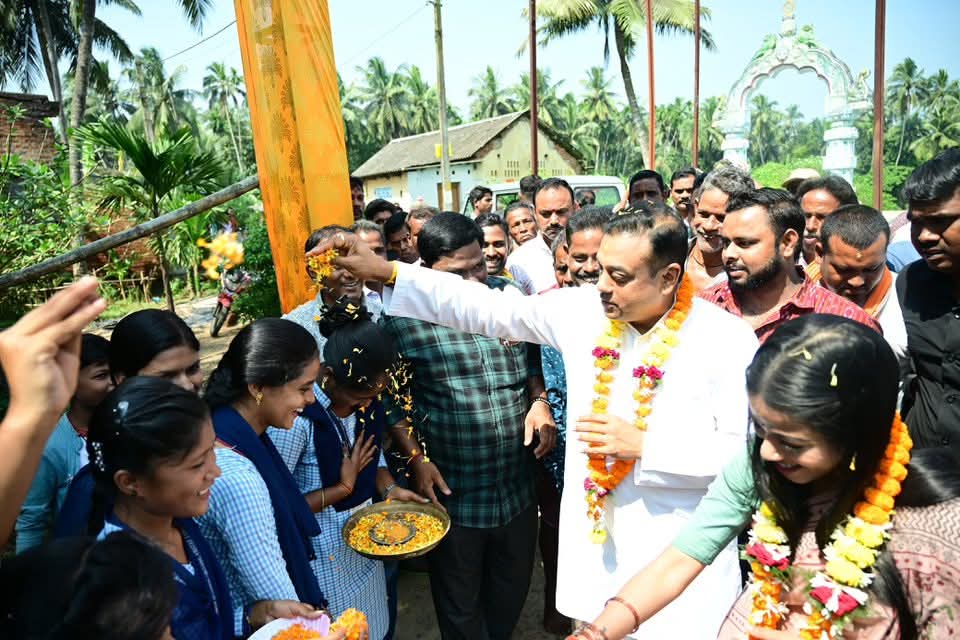 fanofsambit's tweet photo. ପୁରୀ ଲୋକସଭା ଅନ୍ତର୍ଗତ ବ୍ରହ୍ମଗିରି ବିଧାନସଭା ସ୍ଥିତ ଗୋପୀନାଥଦେବ ଡିଗ୍ରୀ କଲେଜର ବାର୍ଷିକୋତ୍ସବରେ ଅଂଶଗ୍ରହଣ କରି ଉପସ୍ଥିତ ଛାତ୍ରଛାତ୍ରୀ ମାନଙ୍କୁ ସମ୍ବୋଧିତ କଲି l

ଛାତ୍ରଛାତ୍ରୀ ମାନେ କରିଥିବା ଭବ୍ୟ ସ୍ୱାଗତ ସମ୍ବର୍ଦ୍ଧନା ପାଇଁ ସେମାନଙ୍କୁ ହୃଦୟରୁ କୃତଜ୍ଞତା ଓ ଧନ୍ୟବାଦ ଜଣାଉଛି l

ଏହି ଅବସରରେ ମୋ ସହ ବ୍ରହ୍ମଗିରି ବିଧାୟିକା ଶ୍ରୀମତୀ ଉପାସନା ମହାପାତ୍ର ମଧ୍ୟ ଉପସ୍ଥିତ ଥିଲେ l

@sambitswaraj